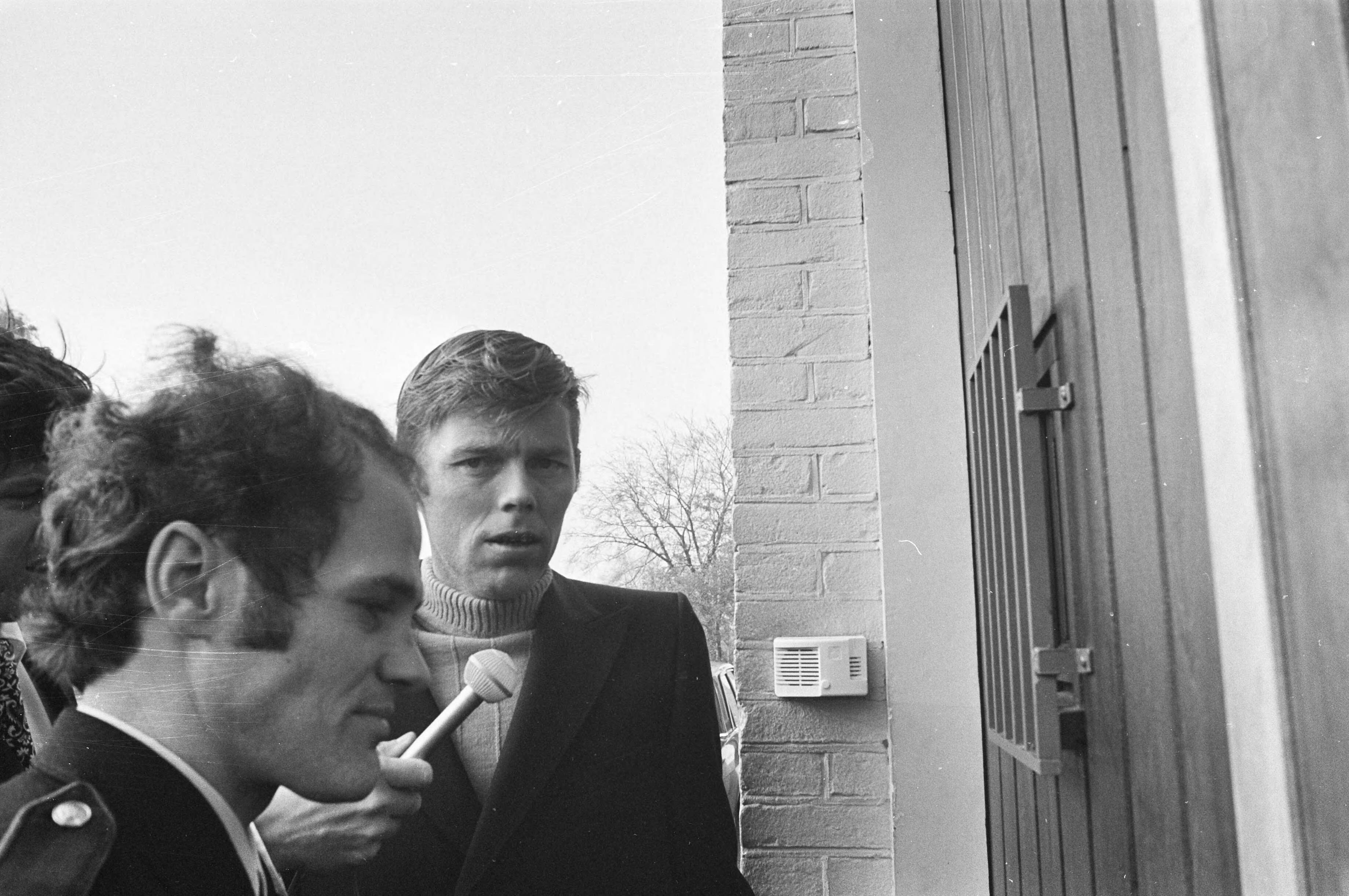 Fotocollectie Anefo — Rellen in Huis van Bewaring Groningen, gegijzelde cipier keert terug bij Huis van Bewaring — Foto: Mieremet, Rob / Anefo. Licentie: Set B: Rechtenvrij / Publiek Domein. Bron: Nationaal Archief. http://hdl.handle.net/10648/abd5e180-d0b4-102d-bcf8-003048976d84