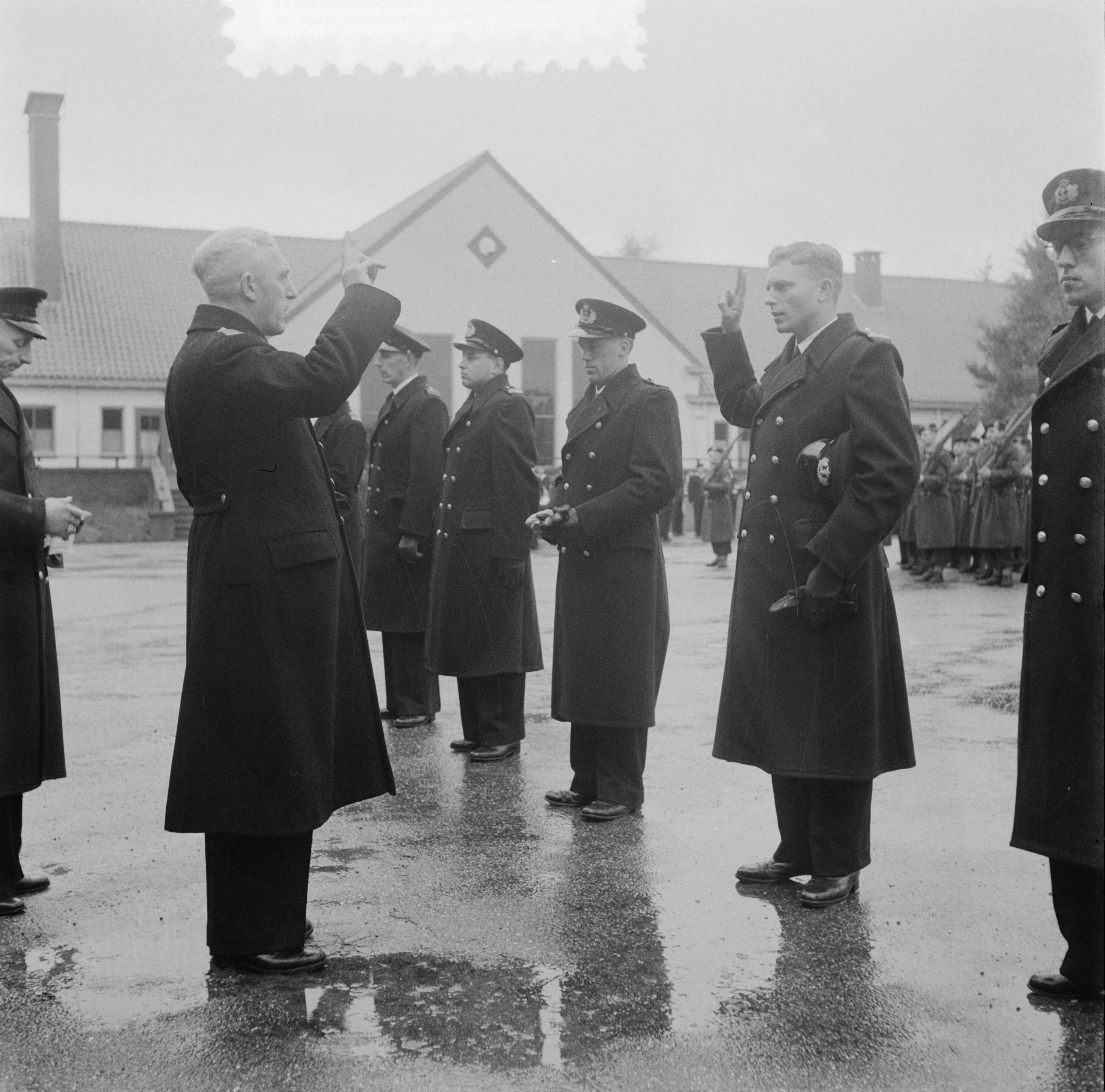 Beëdiging van marineofficieren op het MOC te Hilversum — Foto: Pot, Harry / Anefo. — Licentie: Set B: Rechtenvrij / Publiek Domein. Bron: Nationaal Archief. http://hdl.handle.net/10648/a901145c-d0b4-102d-bcf8-003048976d84