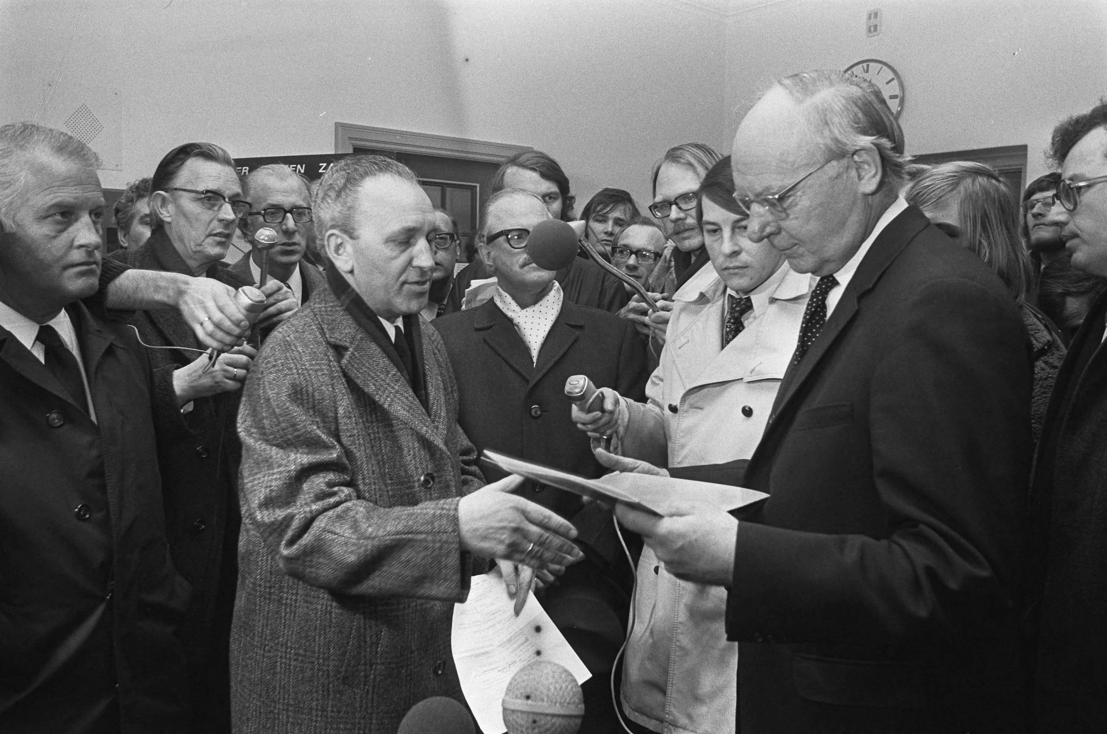 Fotocollectie Anefo — Ambtenaren (meer dan 40.000) demonstreren in Den Haag , Hoogerwerf (voorzitter ABVA) geeft petitie aan Tweede Kamervoorzitter Vondeling — Foto: Peters, Hans / Anefo. Licentie: Set B: Rechtenvrij / Publiek Domein. Bron: Nationaal Archief. http://hdl.handle.net/10648/ac2451bc-d0b4-102d-bcf8-003048976d84