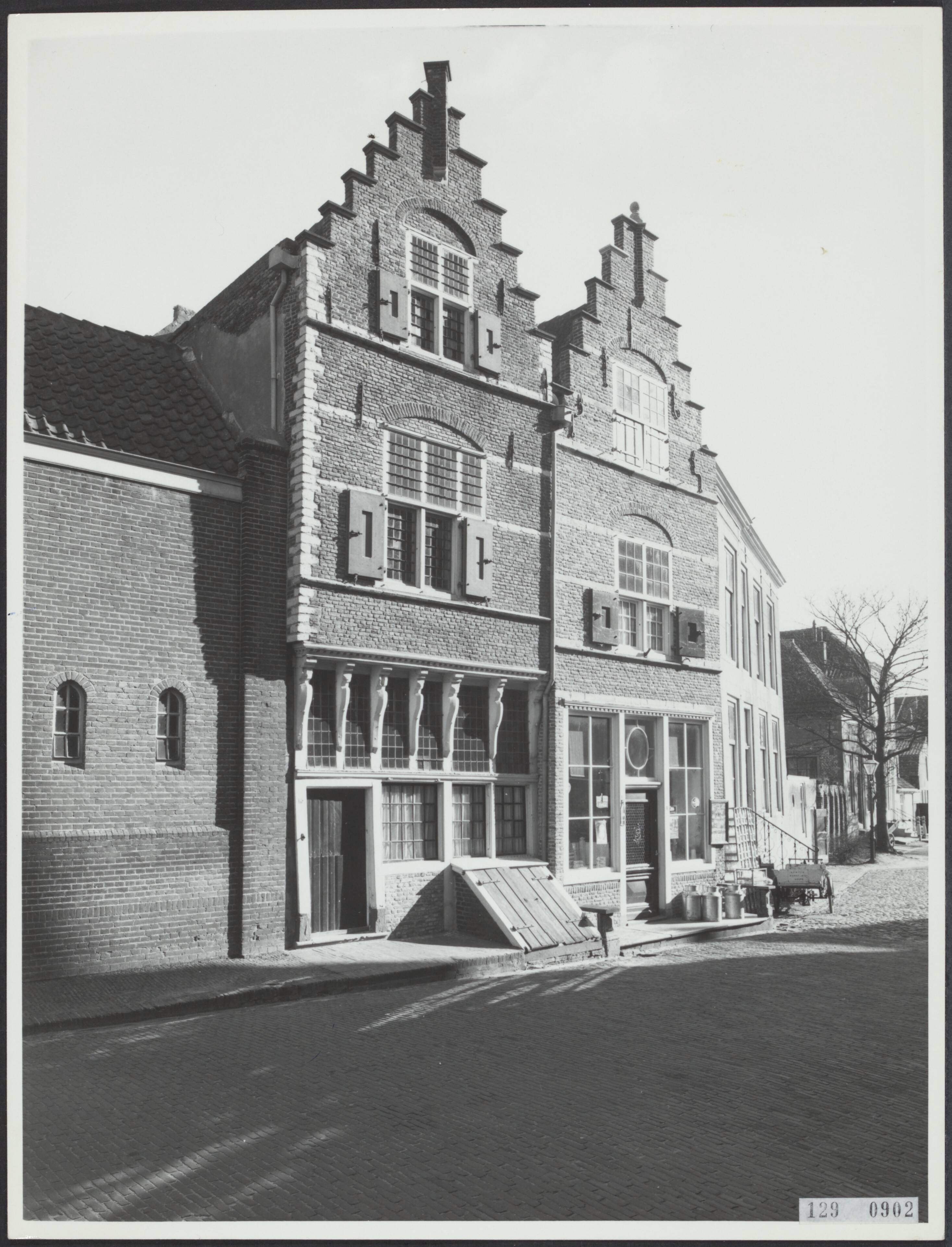 Fotocollectie Rijksvoorlichtingsdienst Eigen — Veere. Markt 2-4. Februari 1960, na restauratie — Foto: Rijksdienst voor de Monumentenzorg. Licentie: Set B: Rechtenvrij / Publiek Domein. Bron: Nationaal Archief. http://hdl.handle.net/10648/af4812ca-d0b4-102d-bcf8-003048976d84