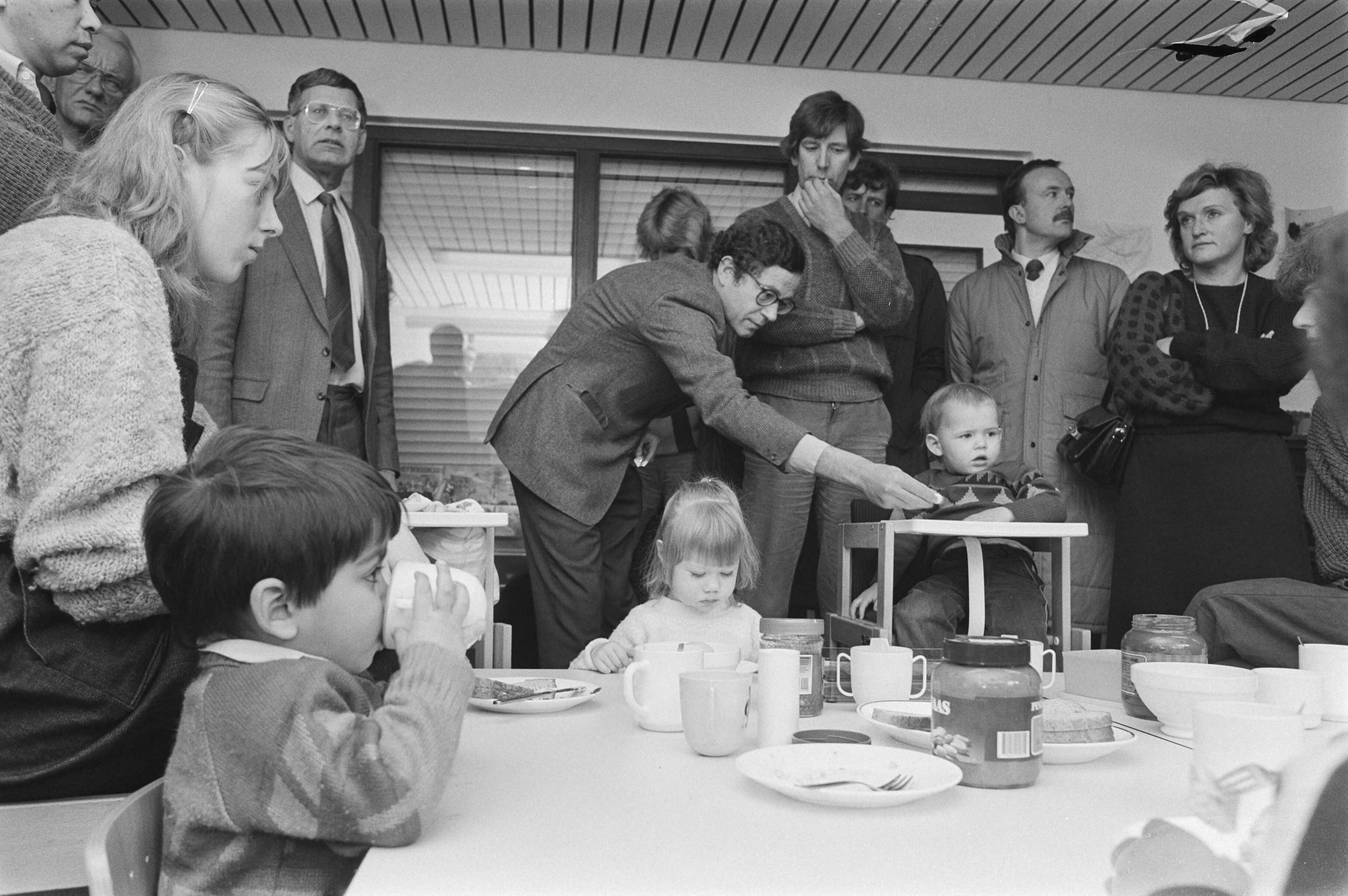 Fotocollectie Anefo — Bijz. commissie Drugsbeleid bezoek aan Centrum voor Verslavingszorg kijkt naar opvang van kinderen van drugsverlaafden — Foto: Croes, Rob C. / Anefo. Licentie: Set B: Rechtenvrij / Publiek Domein. Bron: Nationaal Archief. http://hdl.handle.net/10648/ad428316-d0b4-102d-bcf8-003048976d84
