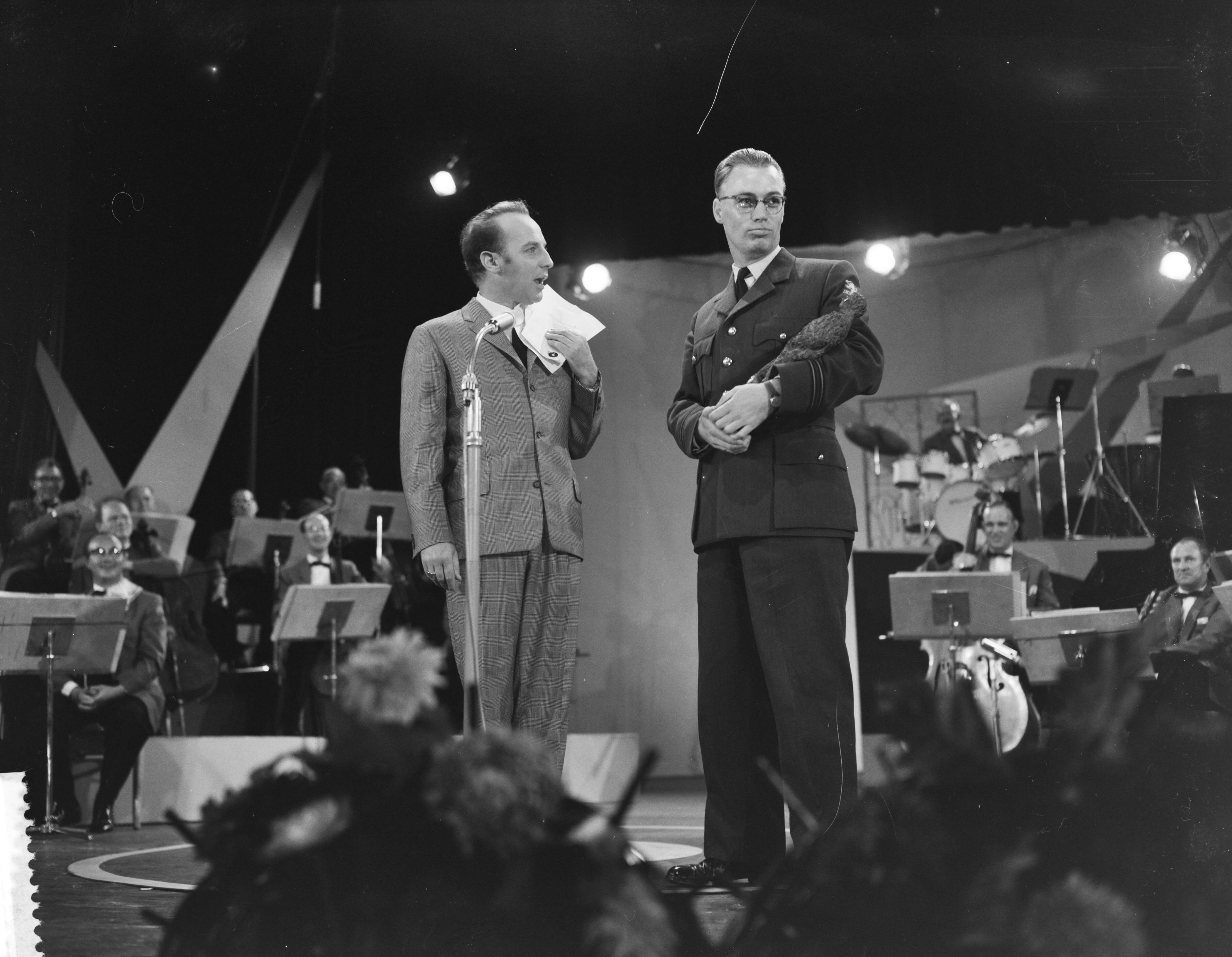 Grand Gala Du Disque in het Kurhaus te Scheveningen — Grand Gala Du Disque in Kurhaus. Wim Sonneveld en kapitein H.F.W. van Diepenbeek, dirigent van de Luchtmachtkapel, met een Edison onder zijn arm — Foto: Bilsen, Joop van / Anefo. Licentie: Set B: Rechtenvrij / Publiek Domein. Bron: Nationaal Archief. http://hdl.handle.net/10648/a9e479fe-d0b4-102d-bcf8-003048976d84