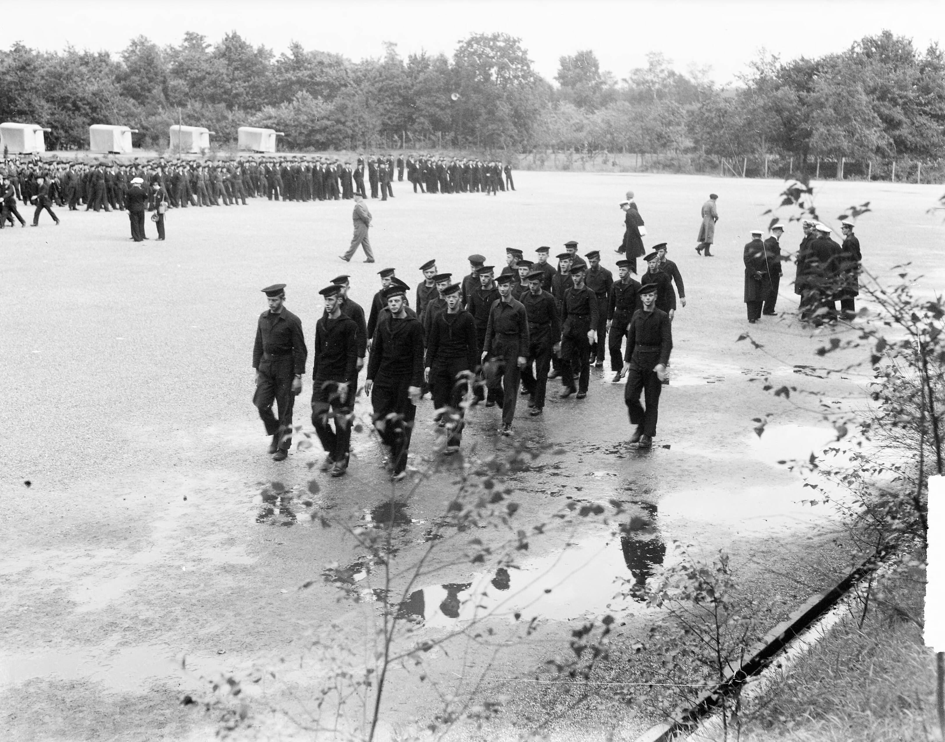 Fotocollectie Anefo — MOK Hilversum. Matrozen worden afgericht — Foto: Steenkamp, […] / Anefo. Licentie: Set B: Rechtenvrij / Publiek Domein. Bron: Nationaal Archief. http://hdl.handle.net/10648/a8bd8e1c-d0b4-102d-bcf8-003048976d84