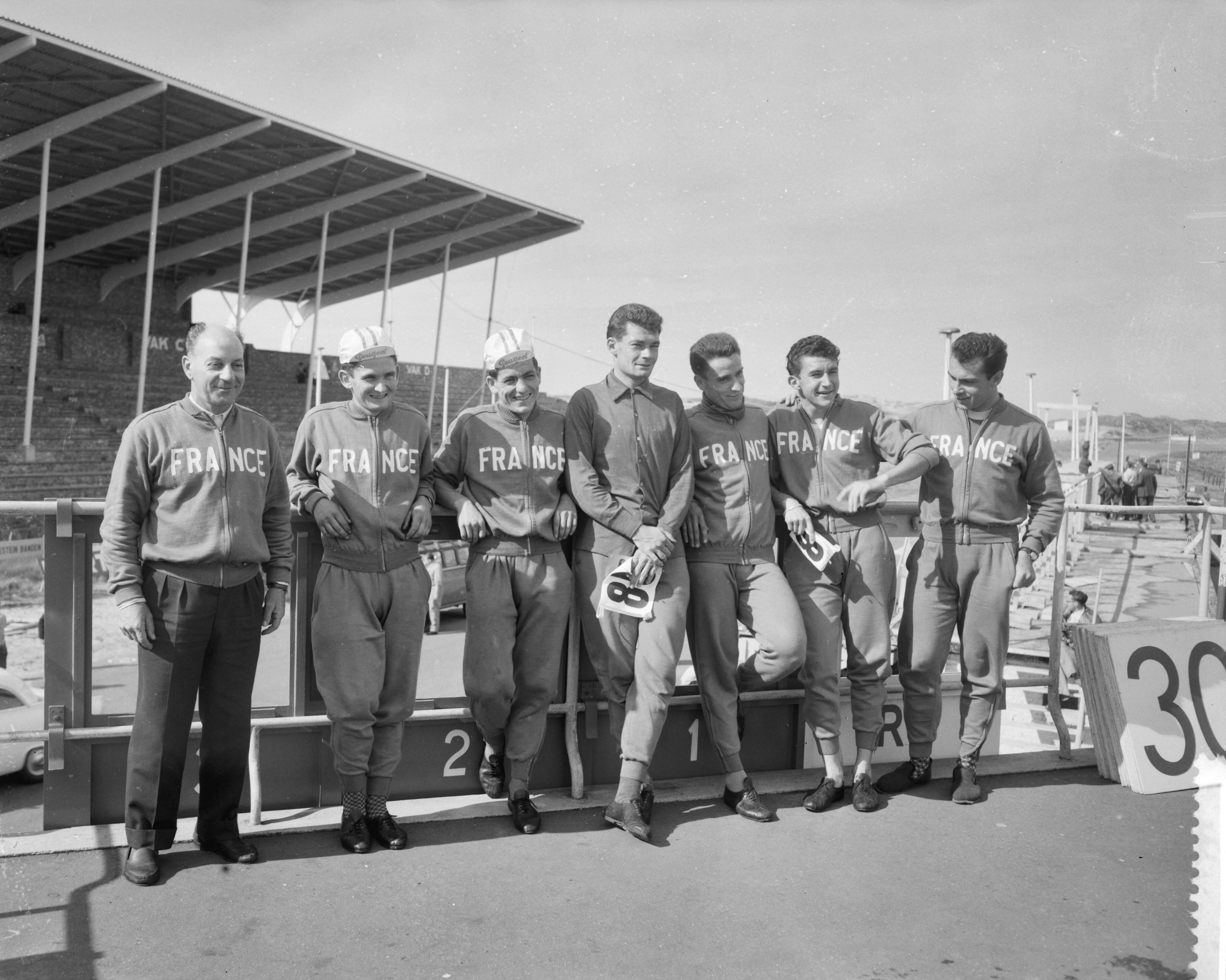 Fotocollectie Anefo — Voorbereidingen voor wereldkampioenschappen op de weg in Zandvoort. Amateurs. Franse ploeg — Foto: Bilsen, Joop van / Anefo. Licentie: Set B: Rechtenvrij / Publiek Domein. Bron: Nationaal Archief. http://hdl.handle.net/10648/a99b12be-d0b4-102d-bcf8-003048976d84