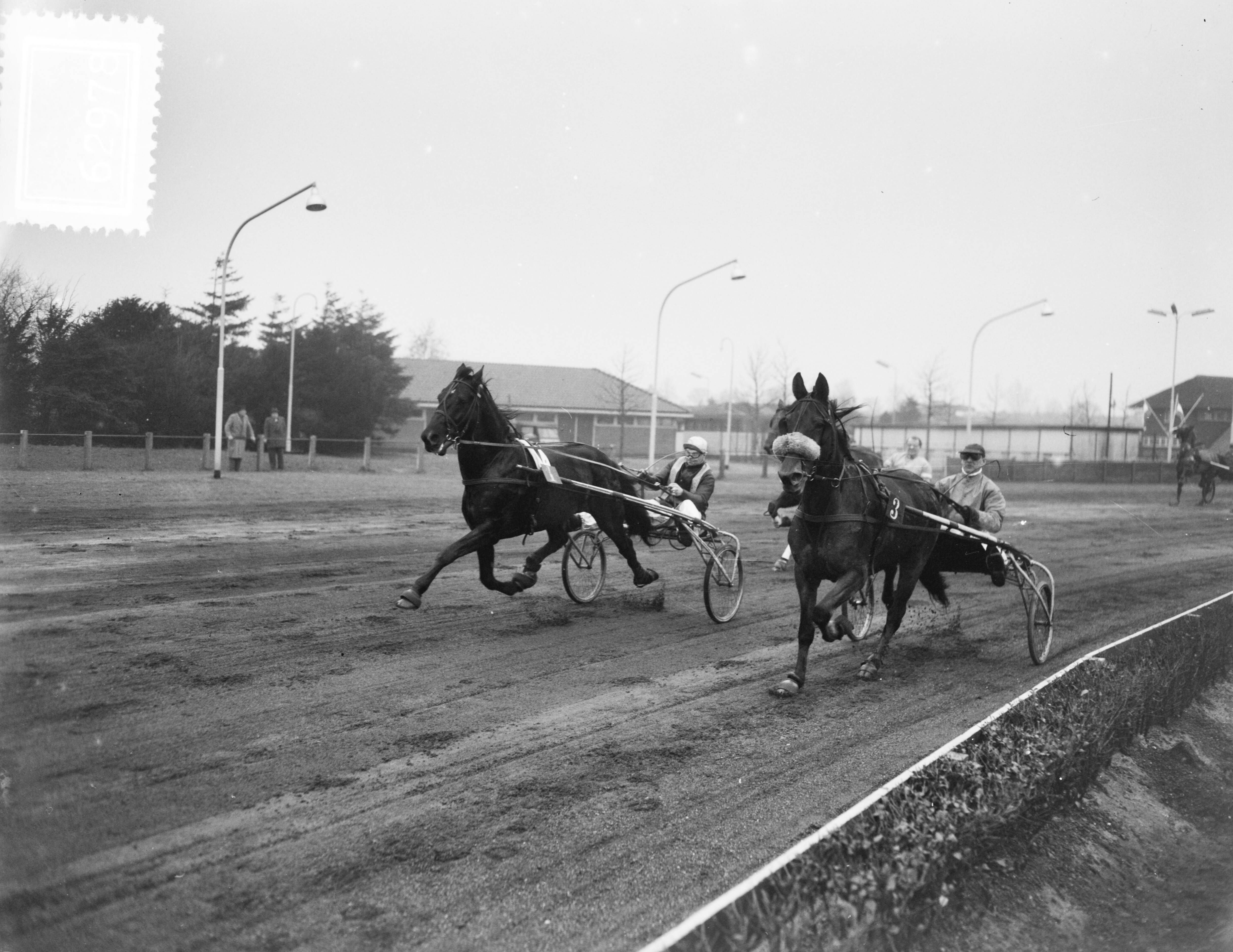 Fotocollectie Anefo — Paardencourses Hilversum — Foto: Duinen, G.W. van / Anefo. Licentie: Set B: Rechtenvrij / Publiek Domein. Bron: Nationaal Archief. http://hdl.handle.net/10648/a91cdc28-d0b4-102d-bcf8-003048976d84