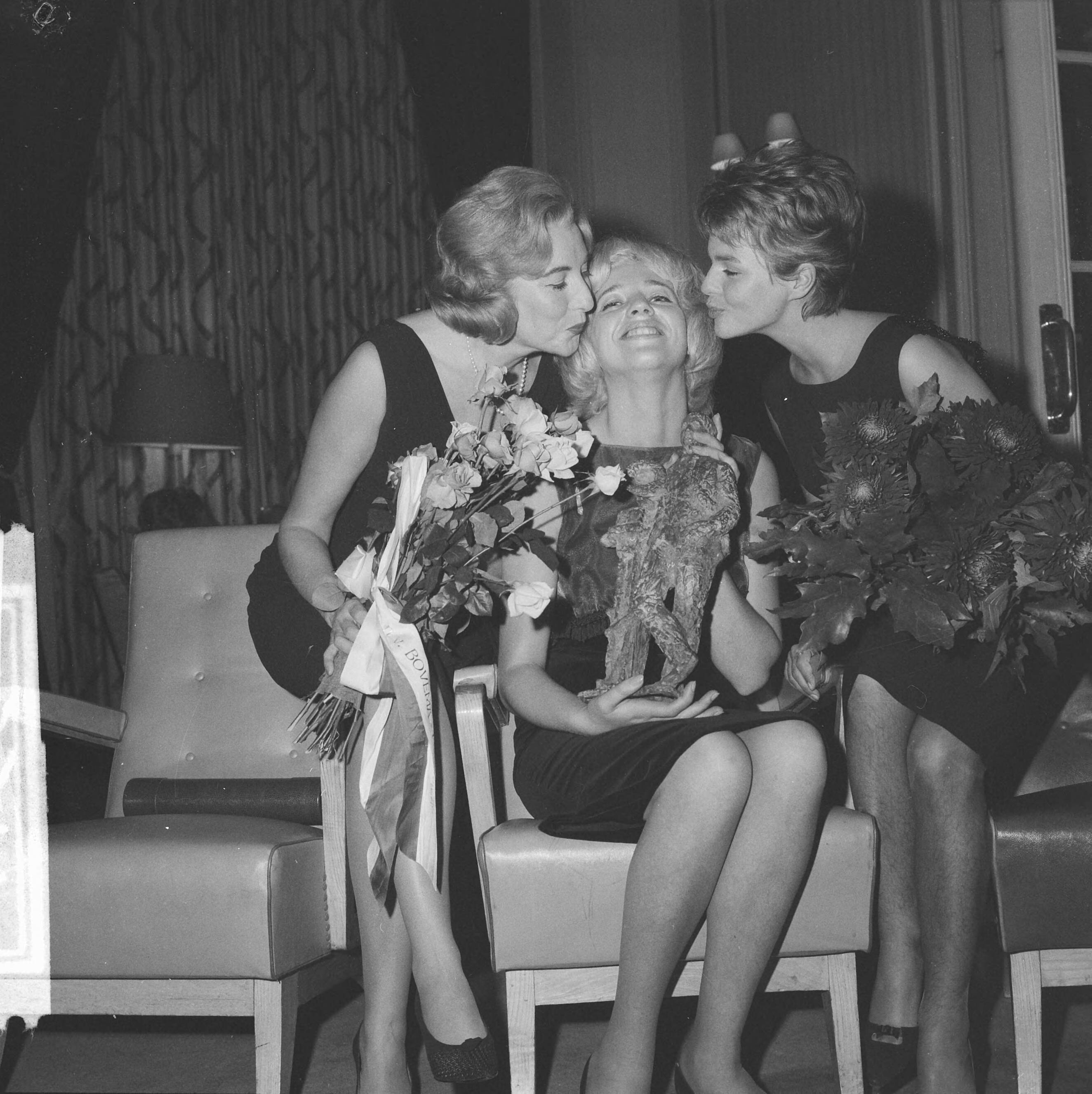 Grand Gala du Disque 1962 — Grand Gala du Disque. Vlnr. Ellen Craamer, Vera Lynn en Connie Froboess — Foto: Koch, Eric / Anefo. Licentie: Set B: Rechtenvrij / Publiek Domein. Bron: Nationaal Archief. http://hdl.handle.net/10648/aa1957a0-d0b4-102d-bcf8-003048976d84