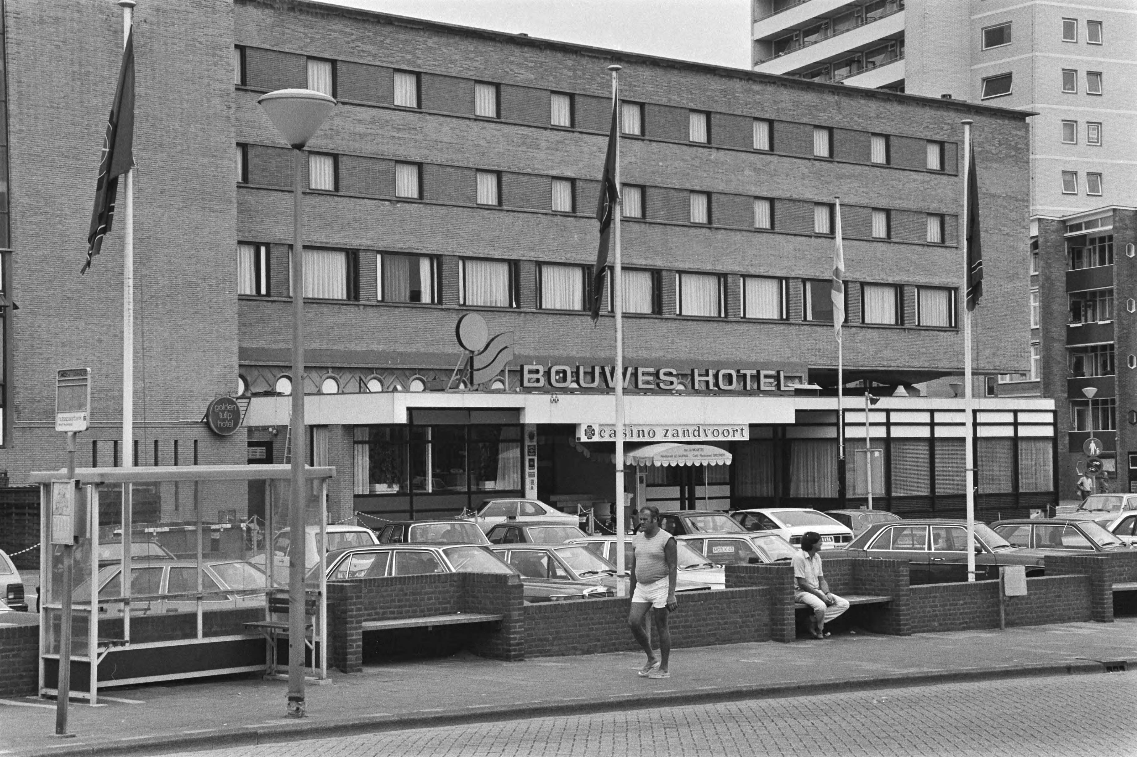 Fotocollectie Anefo — Bouwes-concern in Zandvoort; exterieur Bouweshotel — Foto: Dijk, Hans van / Anefo. Licentie: Set B: Rechtenvrij / Publiek Domein. Bron: Nationaal Archief. http://hdl.handle.net/10648/ad1b6d12-d0b4-102d-bcf8-003048976d84