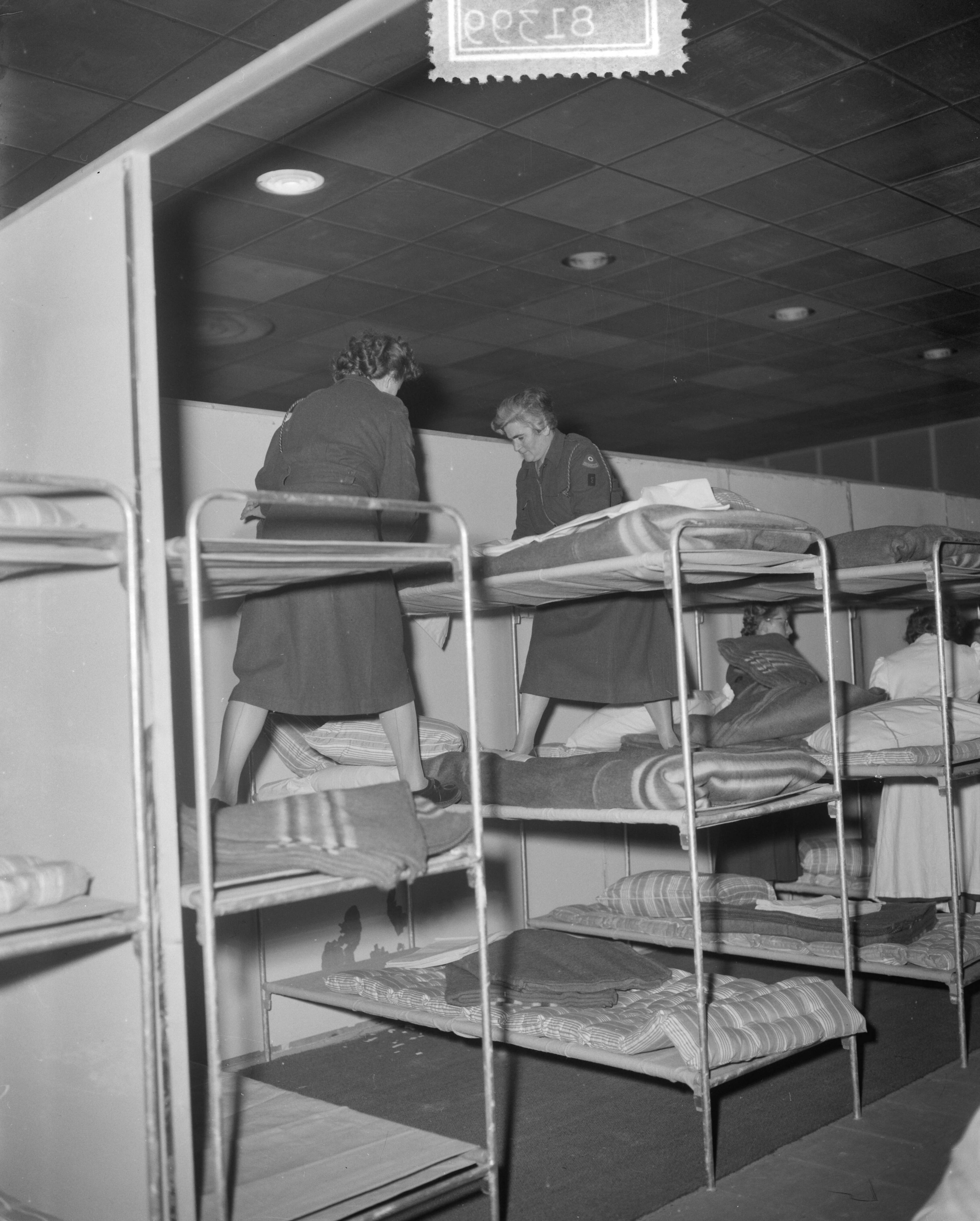 Fotocollectie Anefo — Ontvangst van Hongaarse vluchtelingen te Utrecht. Gereedmaken Jaarbeurshal — Foto: Bilsen, Joop van / Anefo. Licentie: Set B: Rechtenvrij / Publiek Domein. Bron: Nationaal Archief. http://hdl.handle.net/10648/a952a5b0-d0b4-102d-bcf8-003048976d84