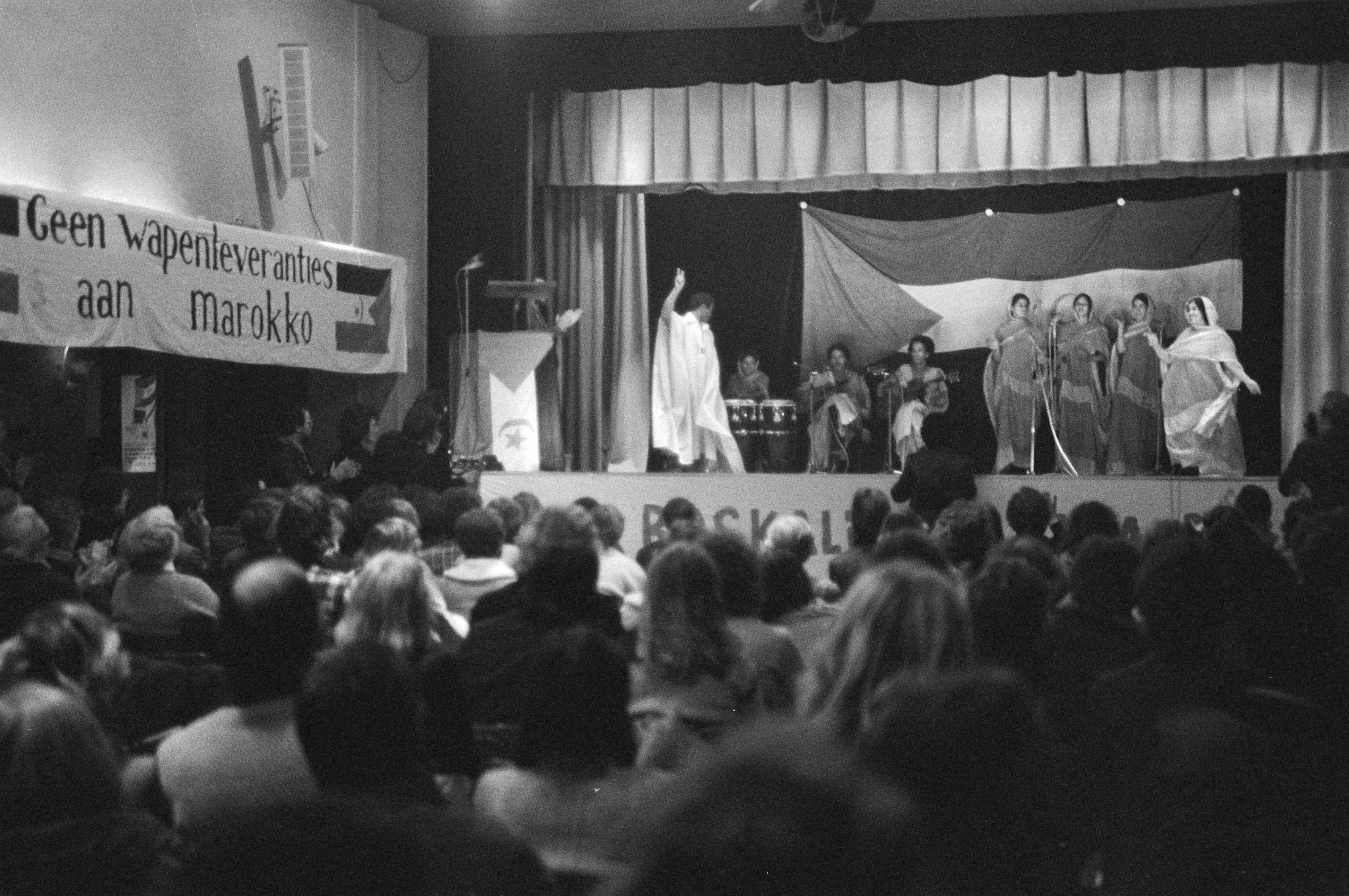 Fotocollectie Anefo — Polisario manifestatie in Den Haag onder zware politie begeleiding (na rellen in Amsterdam), (overzicht tijdens manifestatie) — Foto: Dijk, Hans van / Anefo. Licentie: Set B: Rechtenvrij / Publiek Domein. Bron: Nationaal Archief. http://hdl.handle.net/10648/acdc2da0-d0b4-102d-bcf8-003048976d84