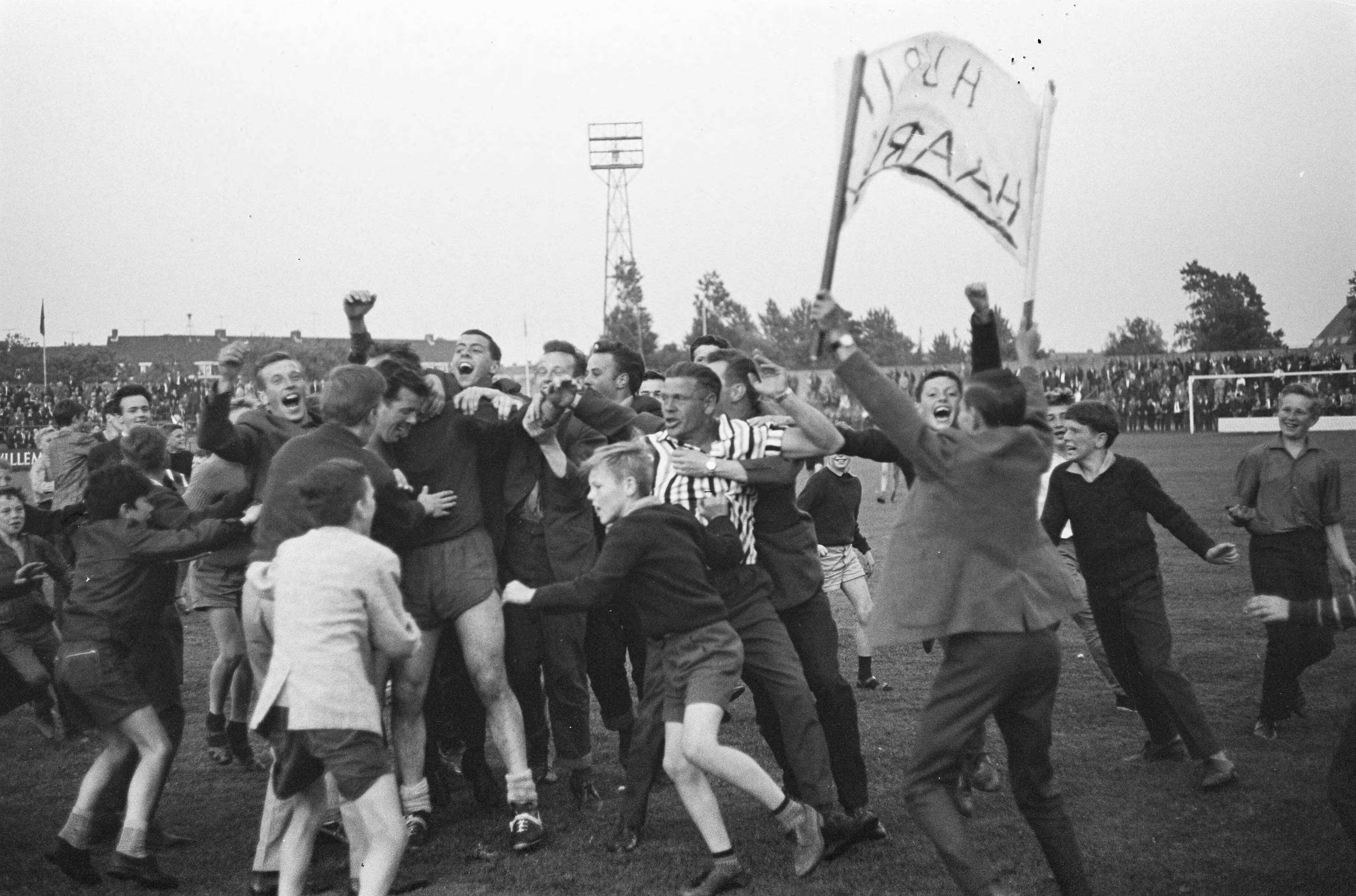 Fotocollectie Anefo — Voetbal. Haarlem tegen DFC 2-3. Haarlem supporters op het veld — Foto: Pot, Harry / Anefo. Licentie: Set B: Rechtenvrij / Publiek Domein. Bron: Nationaal Archief. http://hdl.handle.net/10648/aa3aafae-d0b4-102d-bcf8-003048976d84