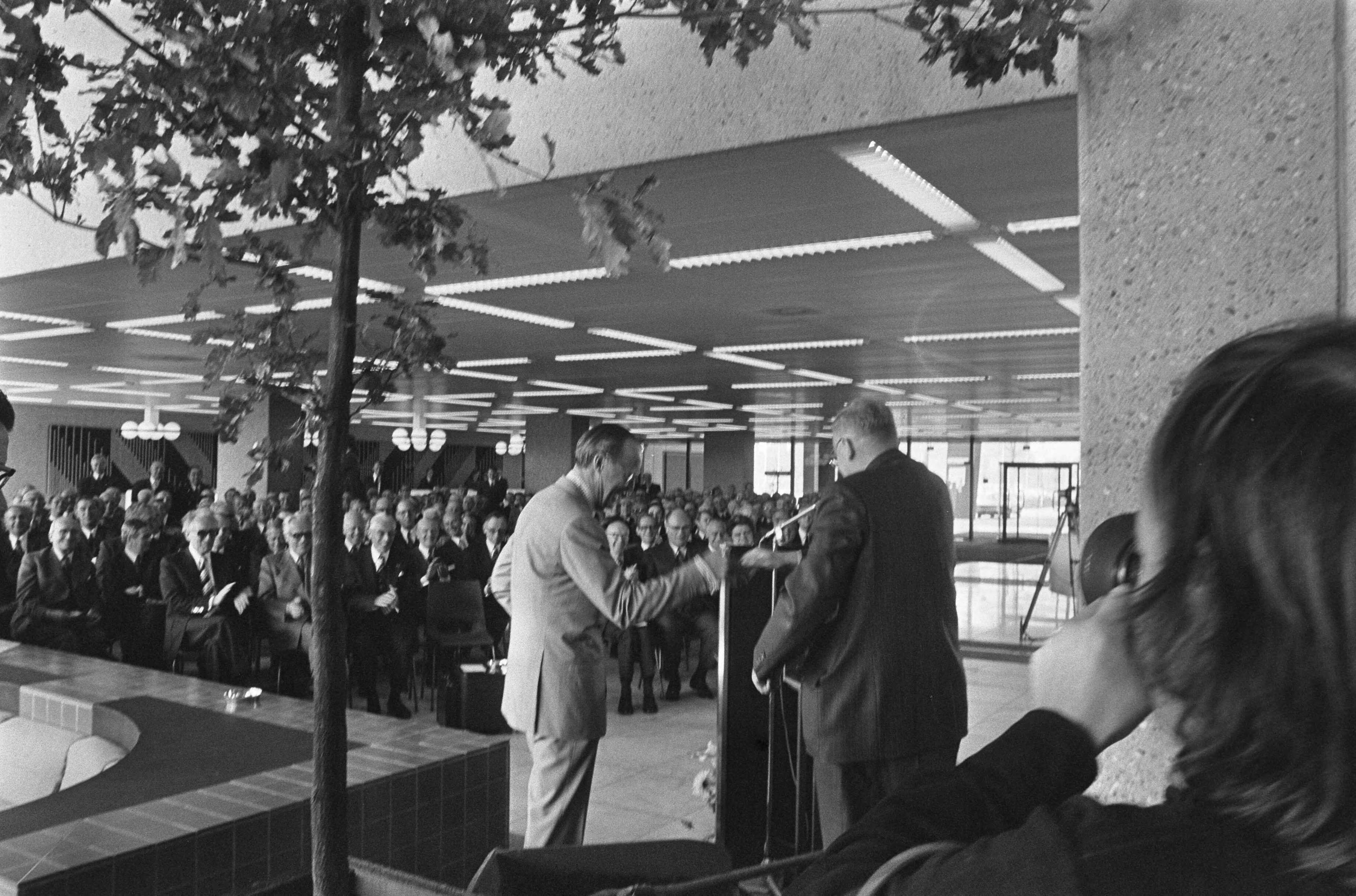 Fotocollectie Anefo — Prins Bernhard opent nieuw hoofdkantoor van AMEV in Utrecht; Prins Bernhard plant boom in hal van kantoor en ontvangst in zaal — Foto: Punt, W. / Anefo. Licentie: Set B: Rechtenvrij / Publiek Domein. Bron: Nationaal Archief. http://hdl.handle.net/10648/ac555b54-d0b4-102d-bcf8-003048976d84