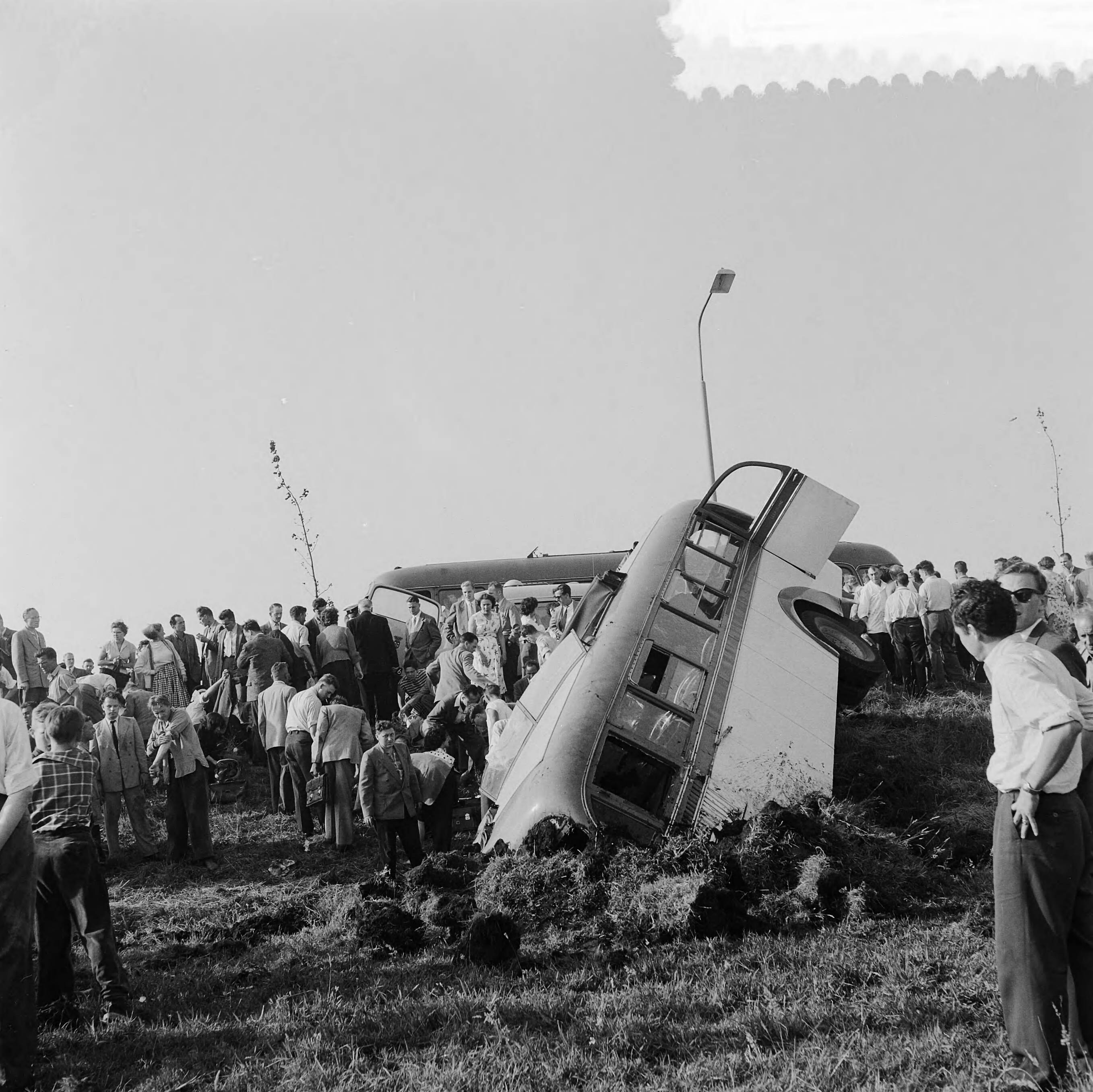 Fotocollectie Anefo — Autobus na botsing in sloot gereden langs Schipholweg bij Haarlem — Foto: Pot, Harry / Anefo. Licentie: Set B: Rechtenvrij / Publiek Domein. Bron: Nationaal Archief. http://hdl.handle.net/10648/a963bc24-d0b4-102d-bcf8-003048976d84