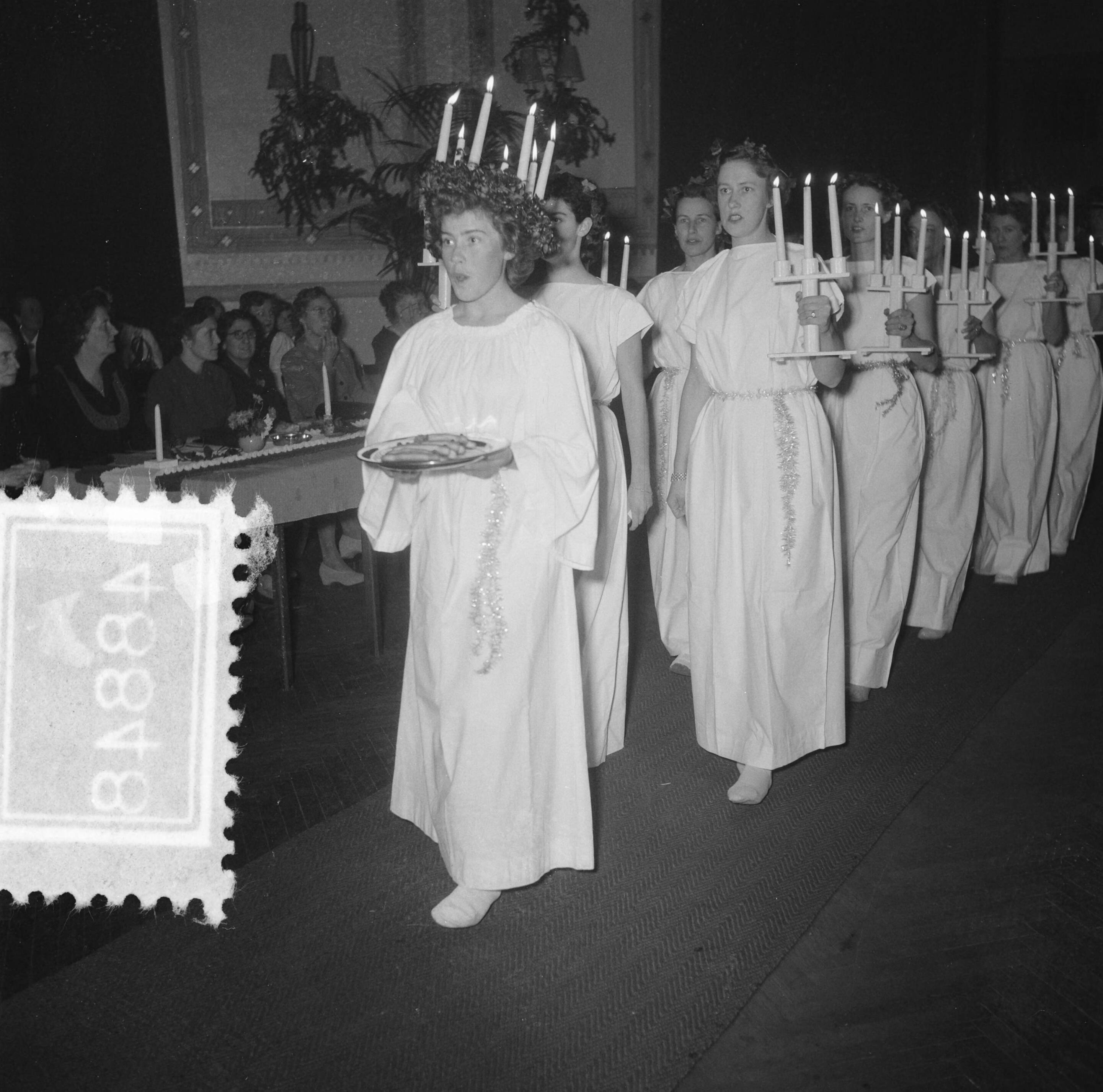 Sint Lucasfeest in de Zwitserse legatie te Den Haag — Foto: Noske, J.D. / Anefo. — Licentie: Set B: Rechtenvrij / Publiek Domein. Bron: Nationaal Archief. http://hdl.handle.net/10648/a8f30a06-d0b4-102d-bcf8-003048976d84