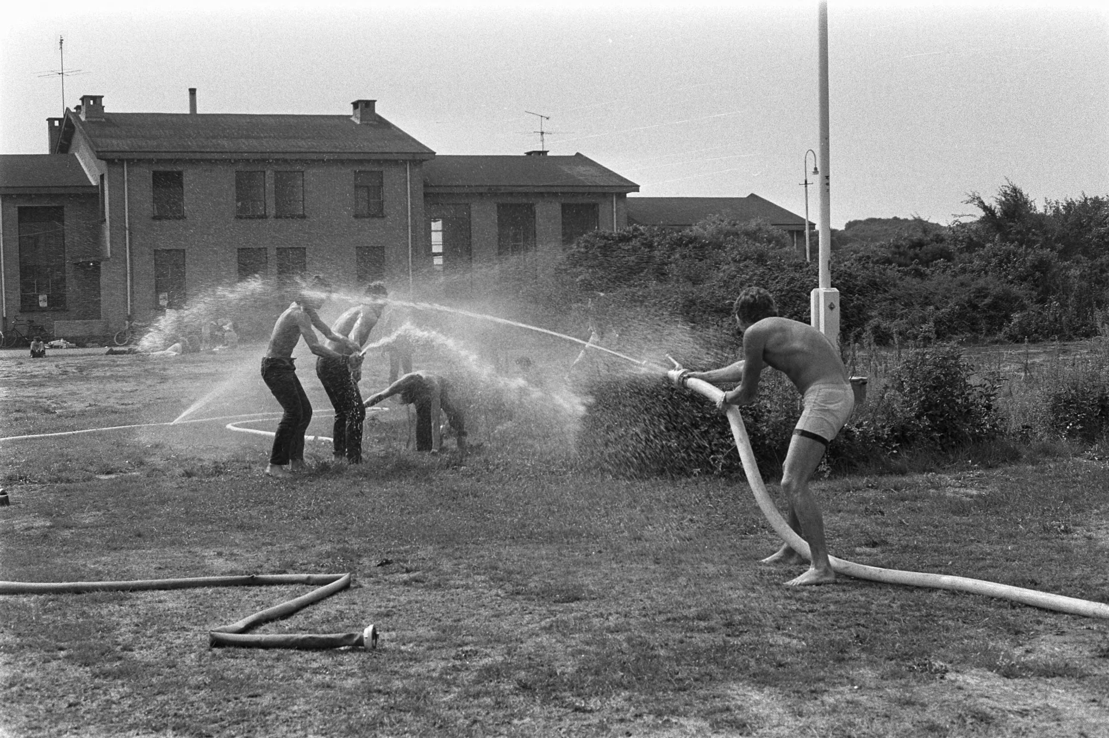 Fotocollectie Anefo — Kabouters uit Amsterdam en Den Haag hebben in Den Haag het voormalige Milvakamp bezet en hebben er hun Ministerie van Offensie gevestigd — Foto: Mieremet, Rob / Anefo. Licentie: Set B: Rechtenvrij / Publiek Domein. Bron: Nationaal Archief. http://hdl.handle.net/10648/ab9e699e-d0b4-102d-bcf8-003048976d84