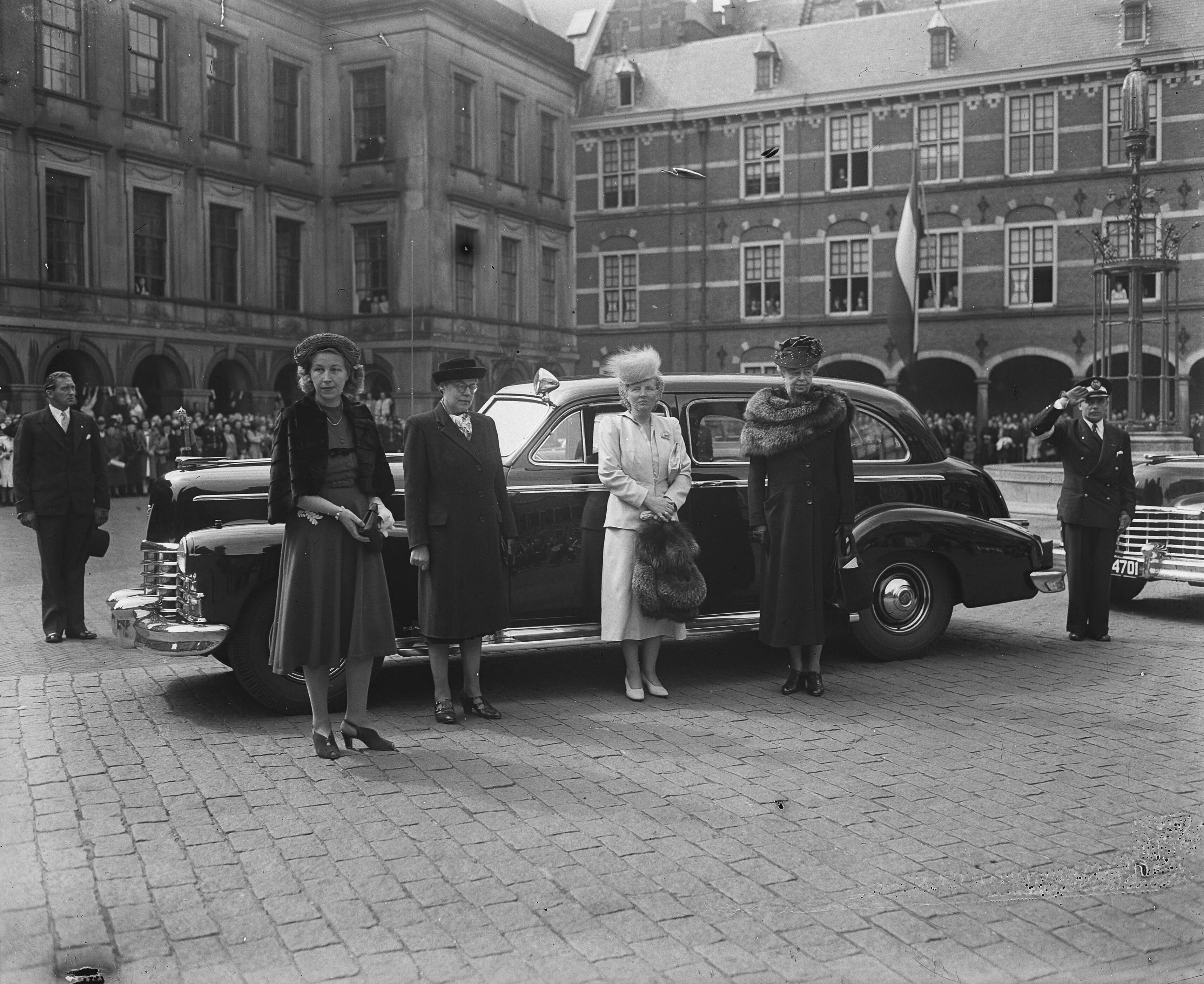 Fotocollectie Anefo — Mevrouw Roosevelt in Den Haag met prinses Juliana. Bij aankomst op het Binnenhof — Foto: Snikkers, Anton / Anefo. Licentie: Set B: Rechtenvrij / Publiek Domein. Bron: Nationaal Archief. http://hdl.handle.net/10648/a8b54f72-d0b4-102d-bcf8-003048976d84