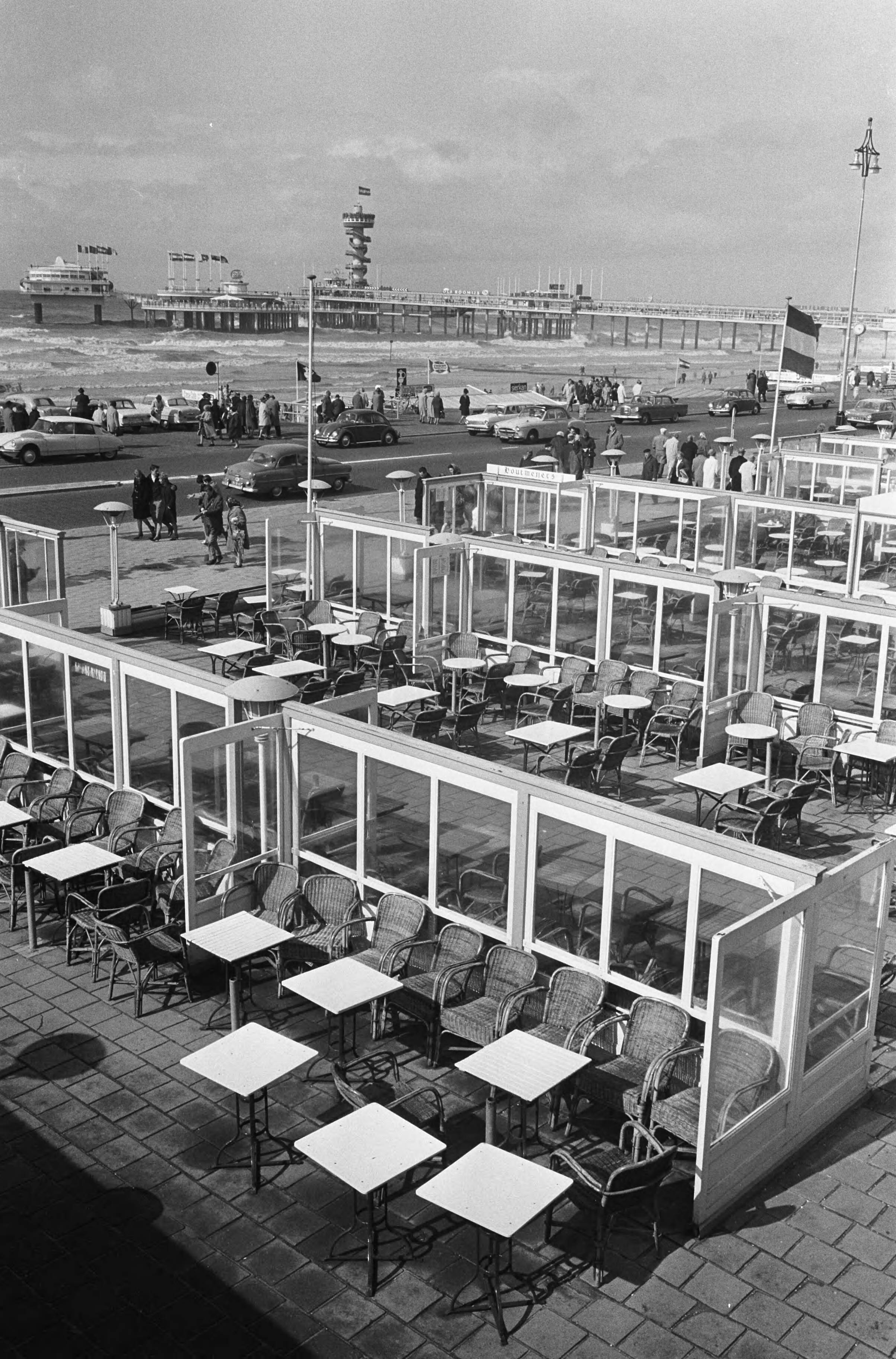 Fotocollectie Anefo — Paasdrukte, lege terrasjes op boulevard Scheveningen — Foto: Koch, Eric / Anefo. Licentie: Set B: Rechtenvrij / Publiek Domein. Bron: Nationaal Archief. http://hdl.handle.net/10648/aaa0c7d0-d0b4-102d-bcf8-003048976d84