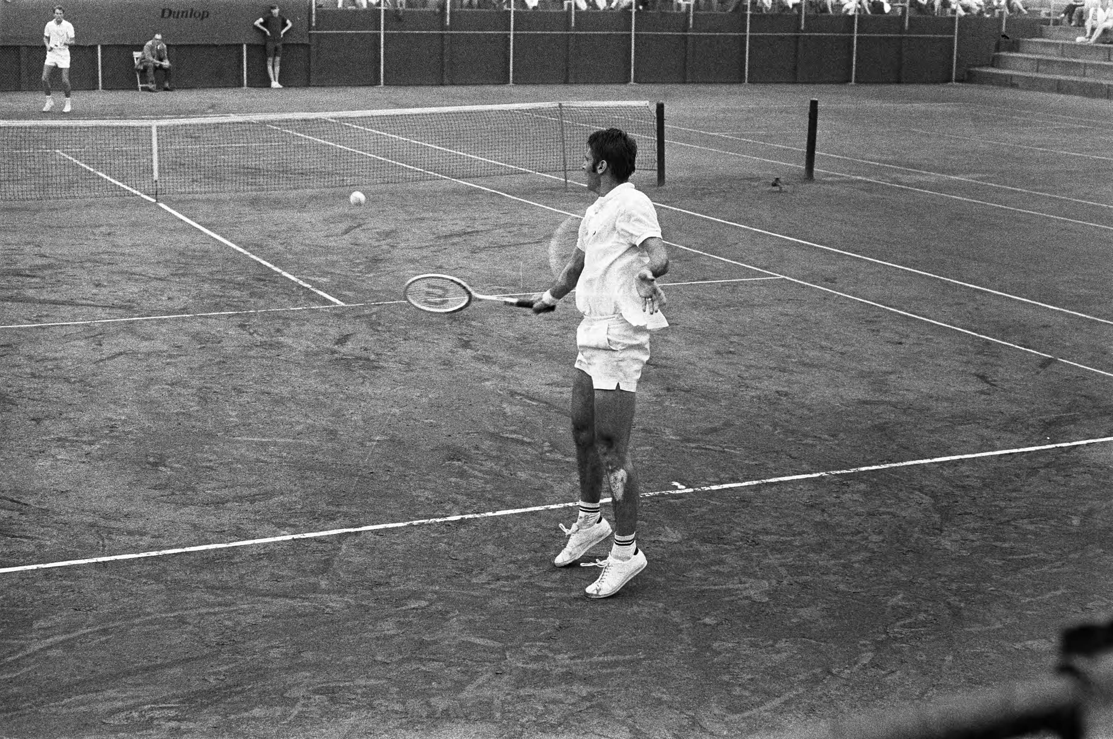 Tenniswedstrijden op de METS-banen te Scheveningen — John Newcombe in actie — Foto: Fotograaf Onbekend / Anefo. Licentie: Set B: Rechtenvrij / Publiek Domein. Bron: Nationaal Archief. http://hdl.handle.net/10648/ab71b156-d0b4-102d-bcf8-003048976d84