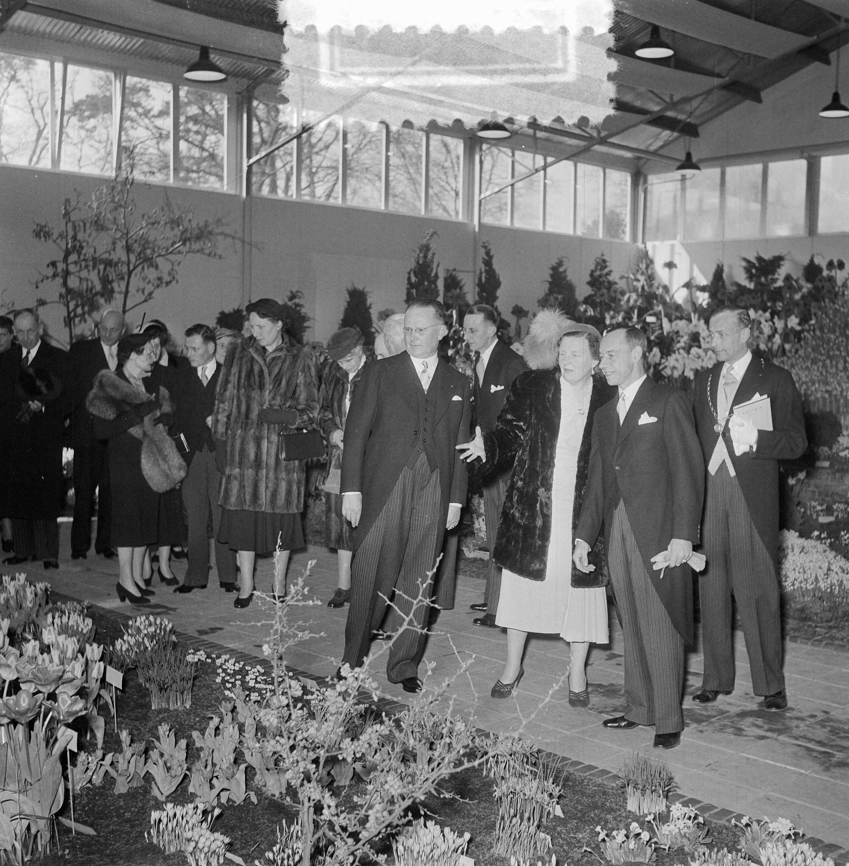 Koningin Juliana opent "Flora" te Heemstede — Foto: Noske, J.D. / Anefo. — Licentie: Set B: Rechtenvrij / Publiek Domein. Bron: Nationaal Archief. http://hdl.handle.net/10648/a9083674-d0b4-102d-bcf8-003048976d84