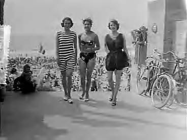 Fotocollectie Anefo — Badpakkenshow bij Hotel Bouwens te Zandvoort — Foto: Pot, Harry / Anefo. Licentie: Set B: Rechtenvrij / Publiek Domein. Bron: Nationaal Archief. http://hdl.handle.net/10648/a94c2e10-d0b4-102d-bcf8-003048976d84