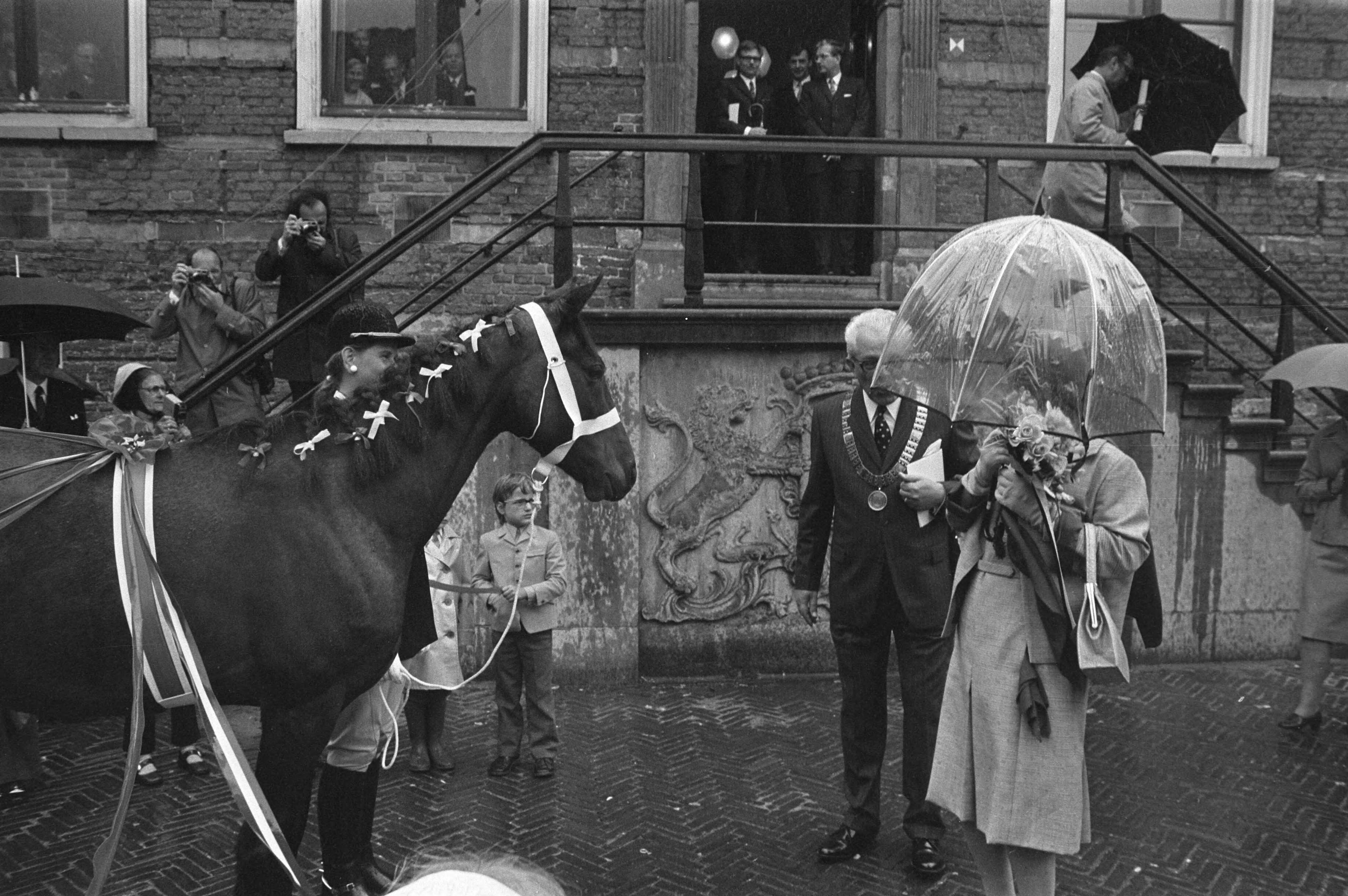 Koningin Juliana tijdens een werkbezoek aan de provincie Utrecht — Koningin Juliana in gezelschap van de burgemeester van IJsselstein, J.G.C.J. Timmermans tijdens bezichting van de IJsselsteinse zeskampploeg — Foto: Fotograaf Onbekend / Anefo. Licentie: Set B: Rechtenvrij / Publiek Domein. Bron: Nationaal Archief. http://hdl.handle.net/10648/abeb06fa-d0b4-102d-bcf8-003048976d84