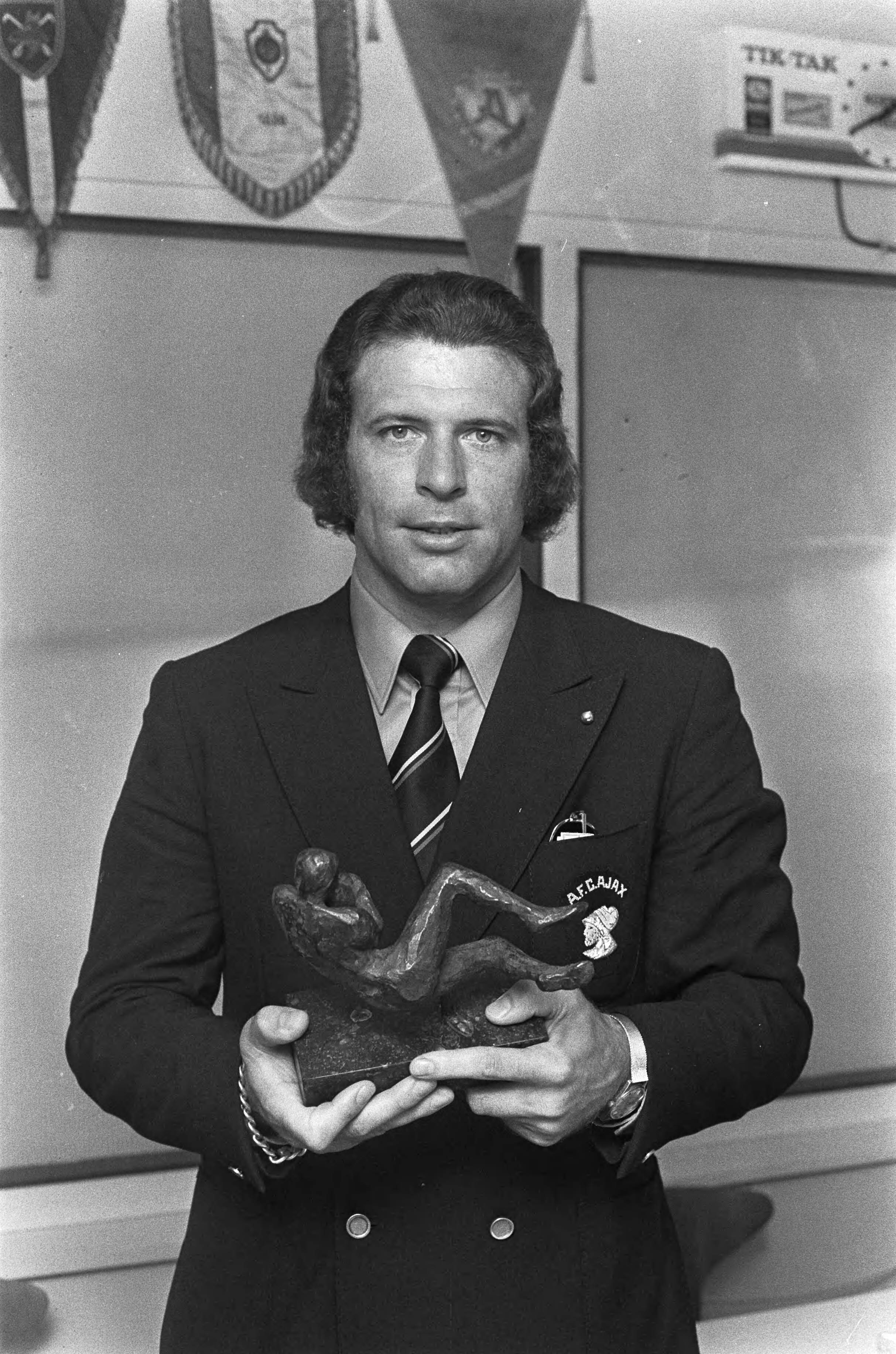 Fotocollectie Anefo — Groningen tegen Ajax 0-4, Heinz Stuy met trofee — Foto: Peters, Hans / Anefo. Licentie: Set B: Rechtenvrij / Publiek Domein. Bron: Nationaal Archief. http://hdl.handle.net/10648/ac33e636-d0b4-102d-bcf8-003048976d84