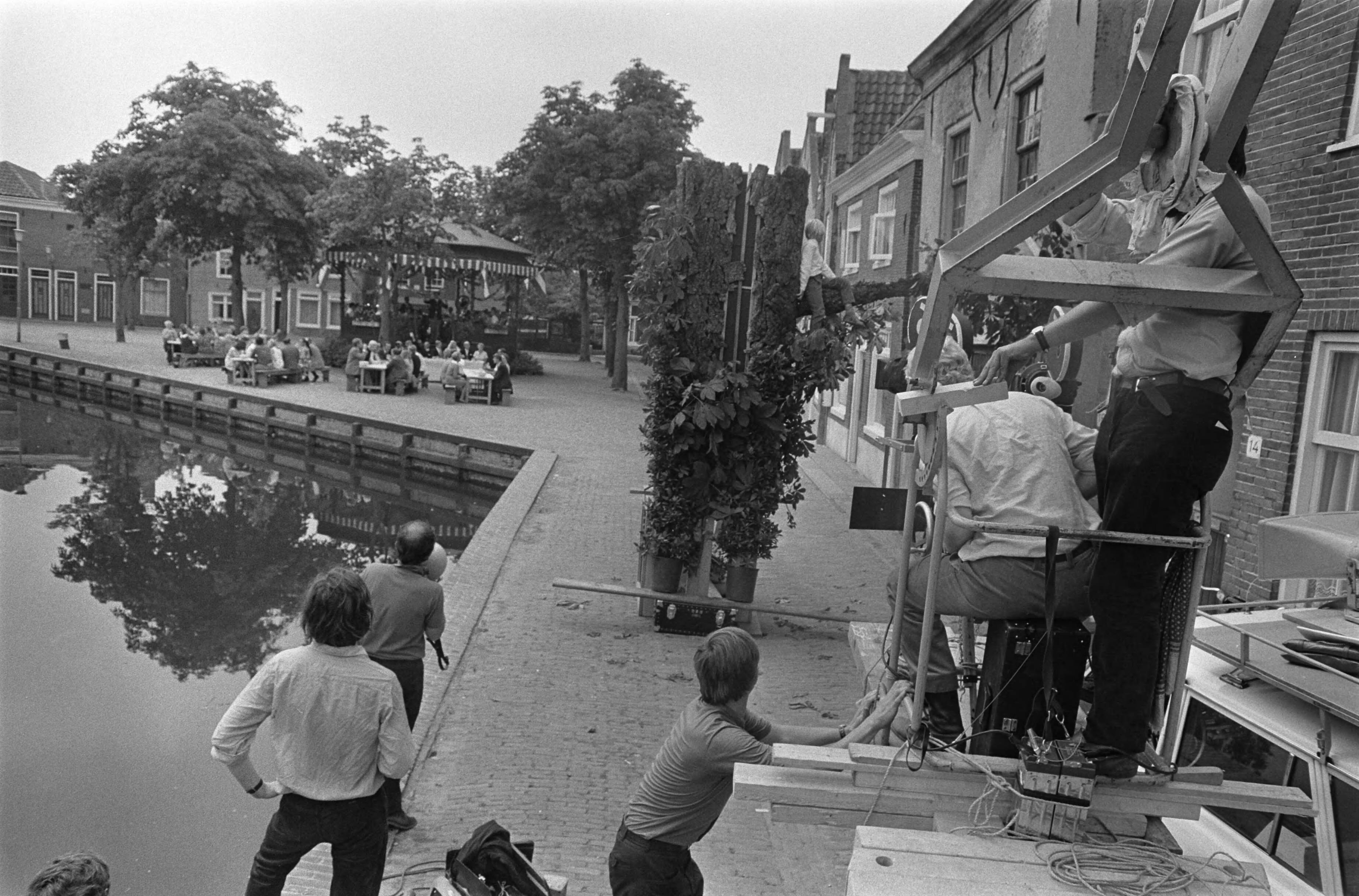 Fotocollectie Anefo — De filmploeg van Jan Vrijman maakt een film over een boerenbruiloft in Spaarndam — Foto: Fotograaf Onbekend / Anefo. Licentie: Set B: Rechtenvrij / Publiek Domein. Bron: Nationaal Archief. http://hdl.handle.net/10648/ab747094-d0b4-102d-bcf8-003048976d84