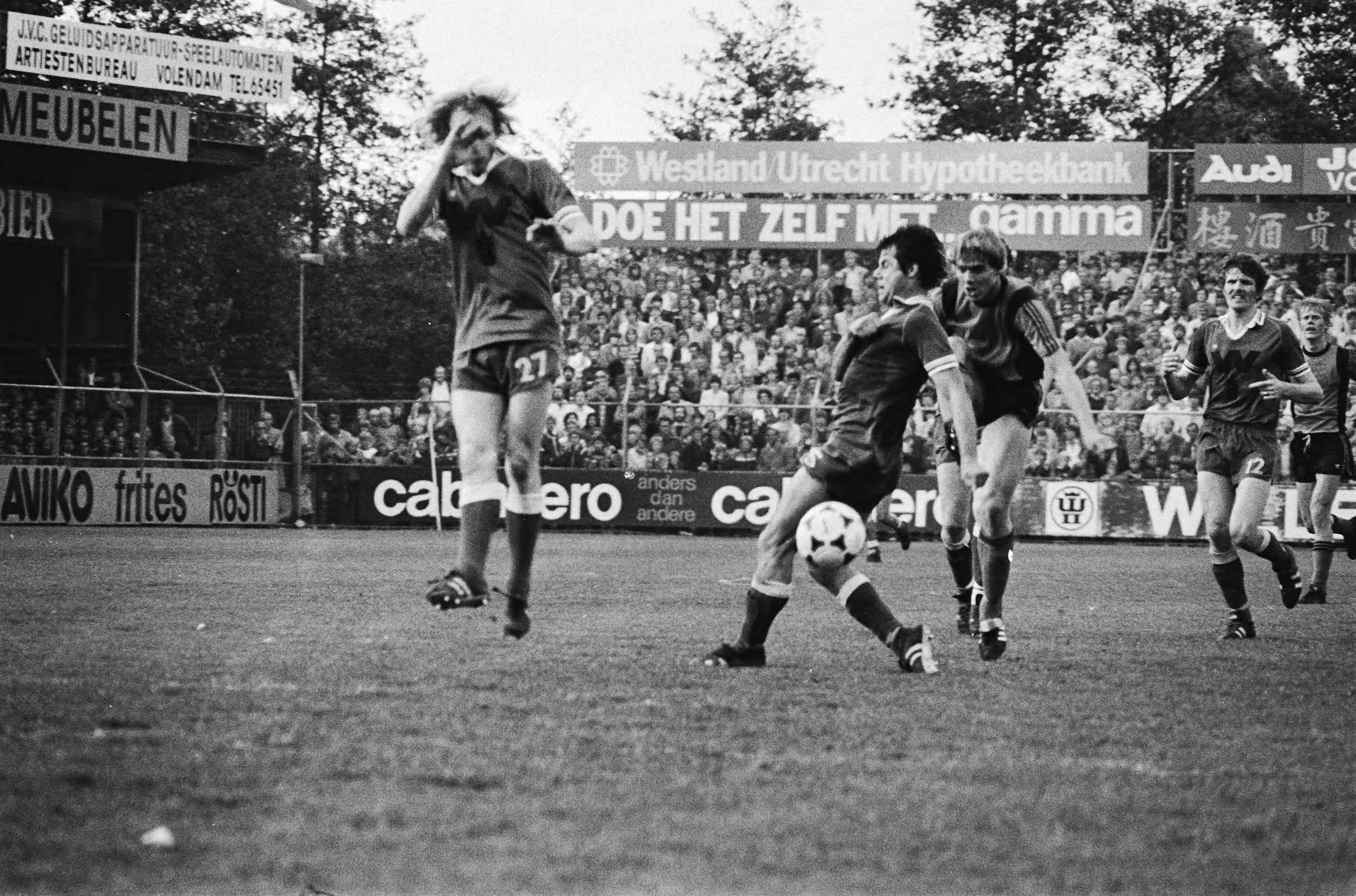 Fotocollectie Anefo — Volendam tegen Wageningen, nacompetitie; Molenaar (rechts in duel met Tollenaar — Foto: Dijk, Hans van / Anefo. Licentie: Set B: Rechtenvrij / Publiek Domein. Bron: Nationaal Archief. http://hdl.handle.net/10648/ace1cd00-d0b4-102d-bcf8-003048976d84