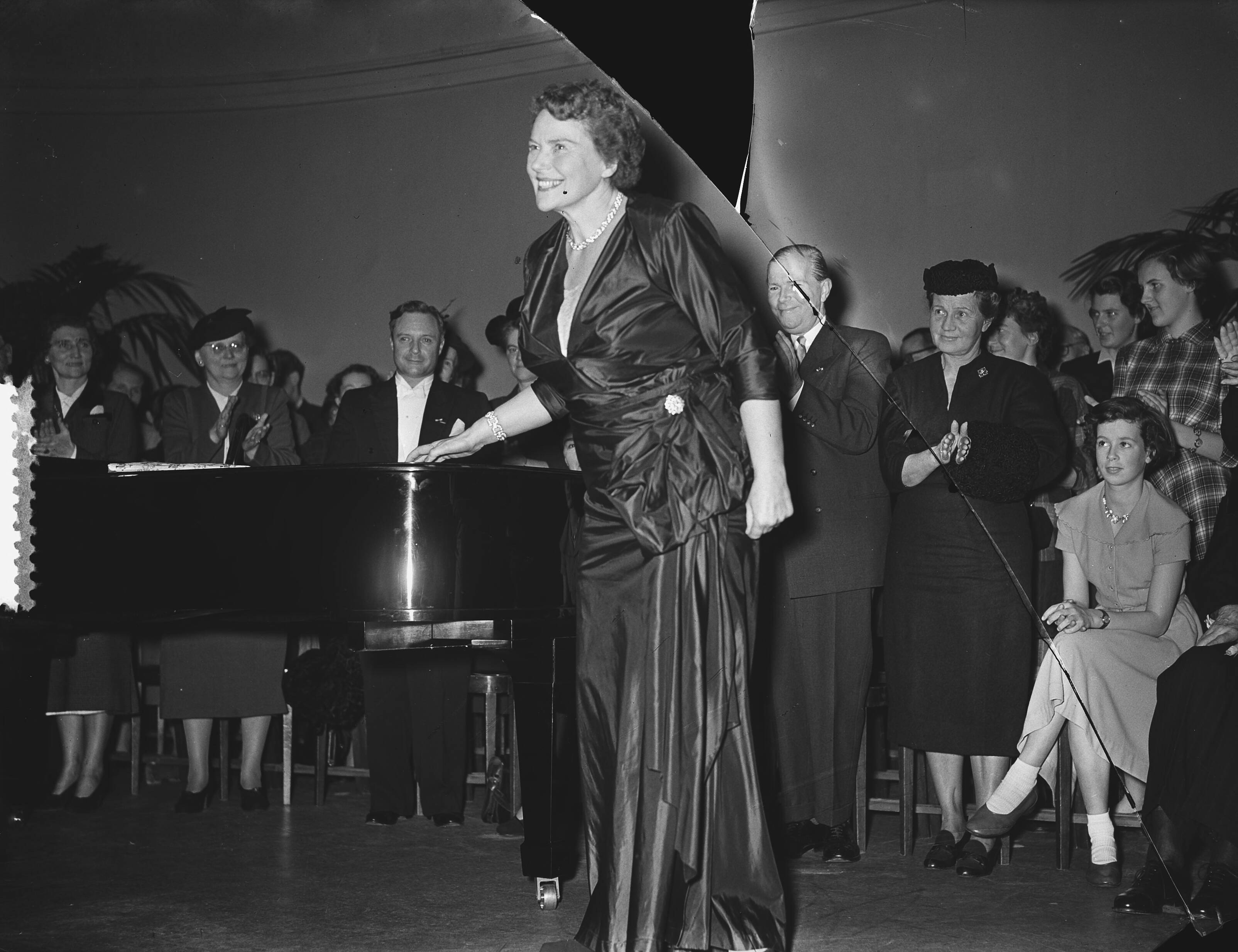 Fotocollectie Anefo — Afscheidsconcert van Jo Vincent in zaal Diligentia te Den Haag — Foto: Bilsen, Joop van / Anefo. Licentie: Set B: Rechtenvrij / Publiek Domein. Bron: Nationaal Archief. http://hdl.handle.net/10648/a91a1948-d0b4-102d-bcf8-003048976d84