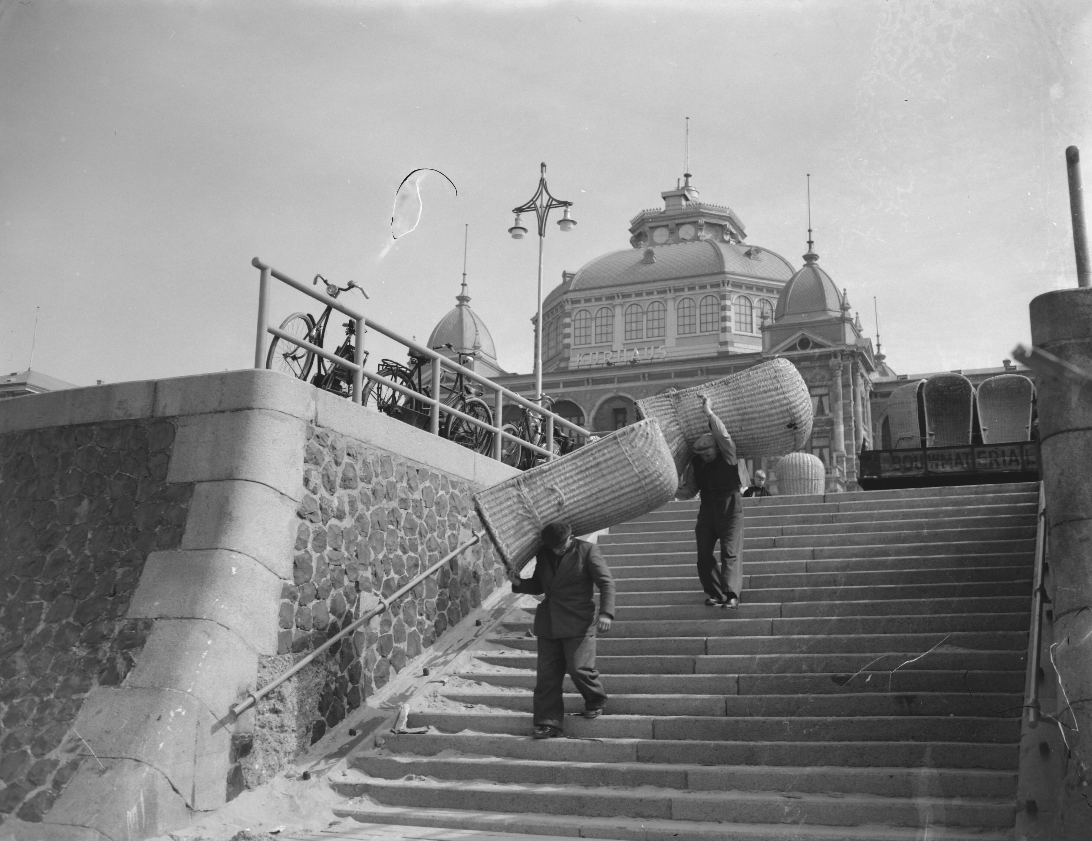 Fotocollectie Anefo — Scheveningen maakt zich op voor de Paasdrukte — Foto: Rossem, Wim van / Anefo. Licentie: Set B: Rechtenvrij / Publiek Domein. Bron: Nationaal Archief. http://hdl.handle.net/10648/a9792cee-d0b4-102d-bcf8-003048976d84