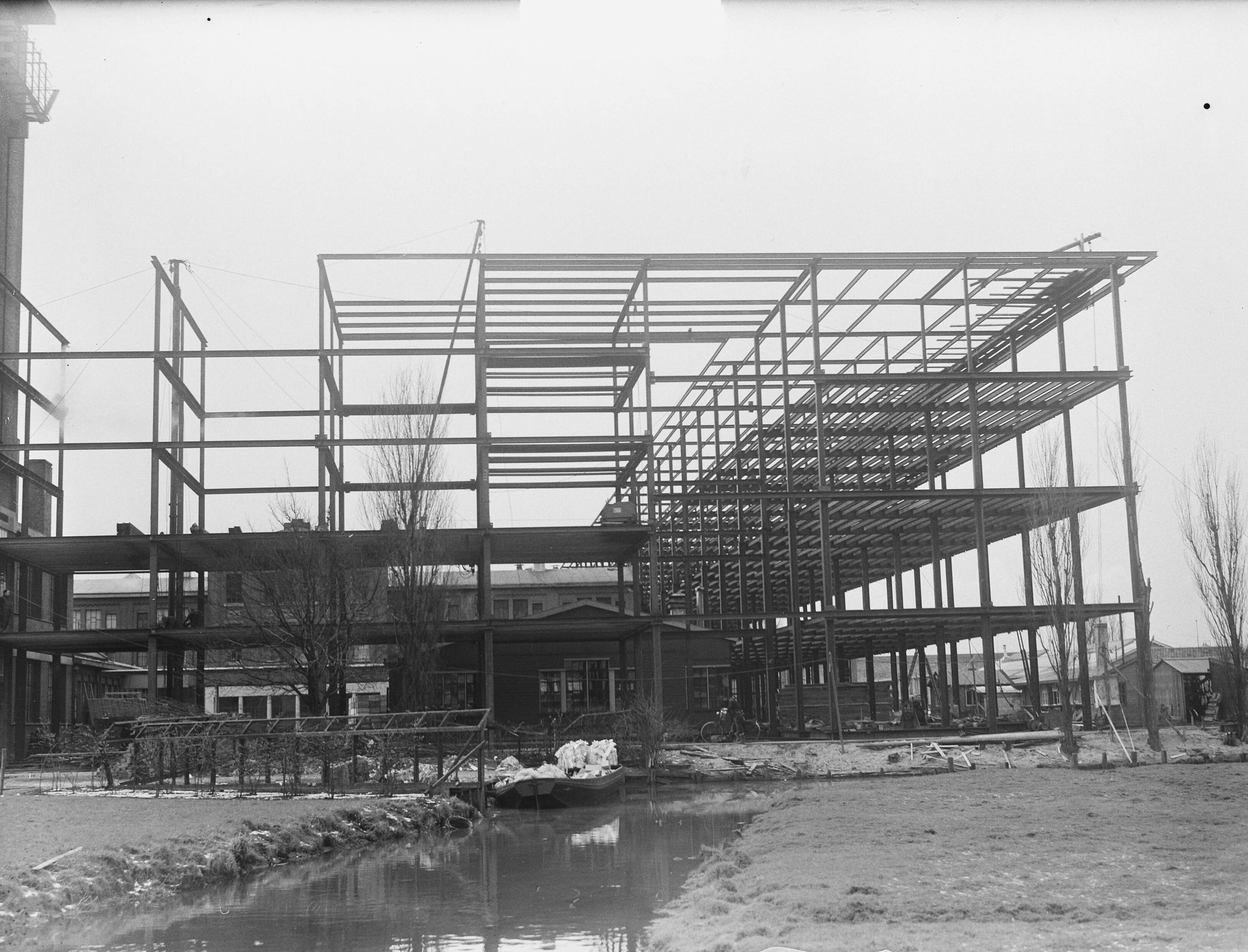 Fotocollectie Anefo — Verkade in Zaandam breidt uit. Nieuwbouw biscuitfabriek — Foto: Vogel, Carel L. de / Anefo. Licentie: Set B: Rechtenvrij / Publiek Domein. Bron: Nationaal Archief. http://hdl.handle.net/10648/a8e7e702-d0b4-102d-bcf8-003048976d84