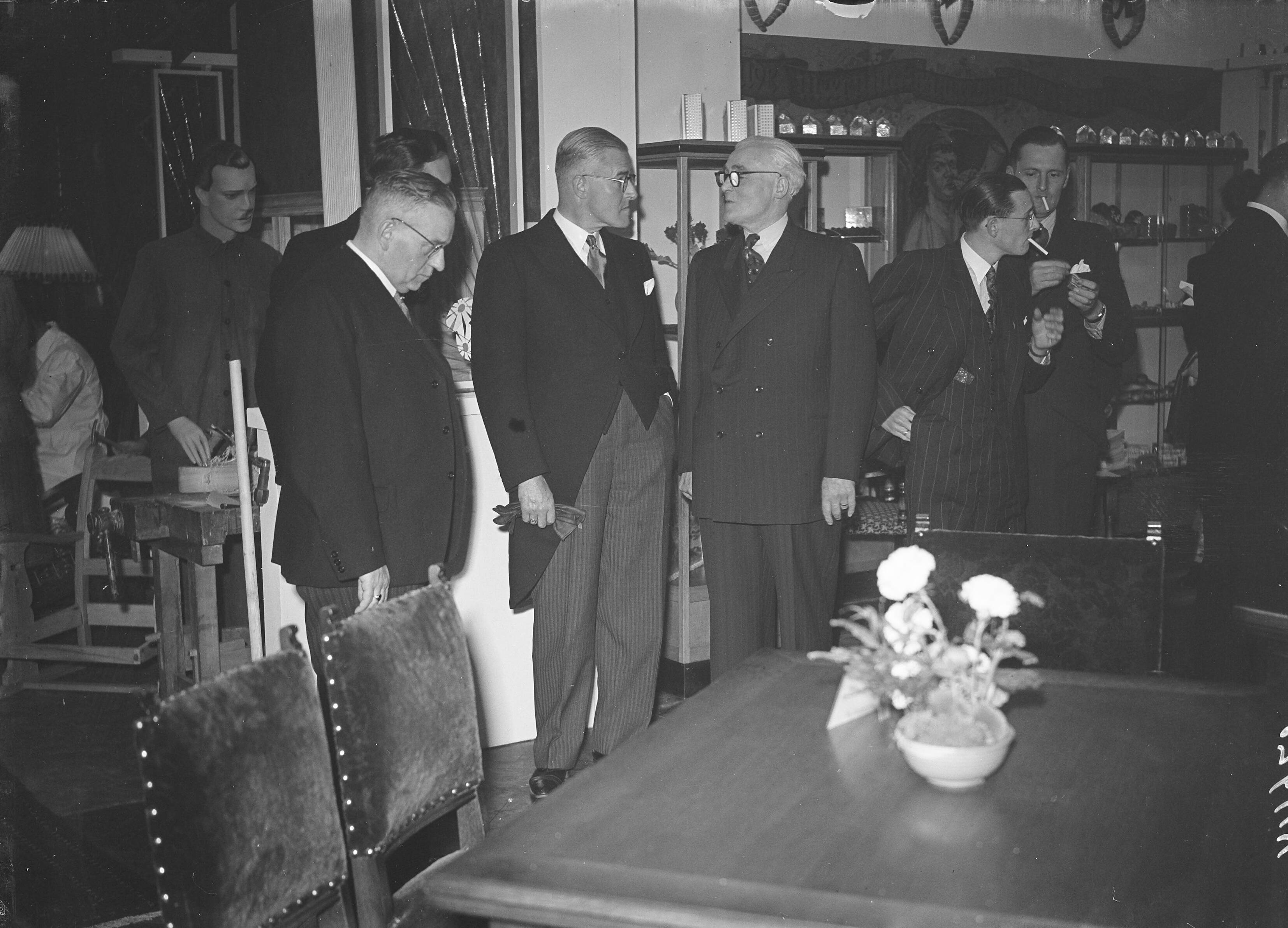 Fotocollectie Anefo — Opening tentoonstelling "Milenta" te Hilversum door burgemeester J.A.G.M. van Hellenberg Hubar — Foto: Oorschot, […] van / Anefo. Licentie: Set B: Rechtenvrij / Publiek Domein. Bron: Nationaal Archief. http://hdl.handle.net/10648/a8b7335a-d0b4-102d-bcf8-003048976d84