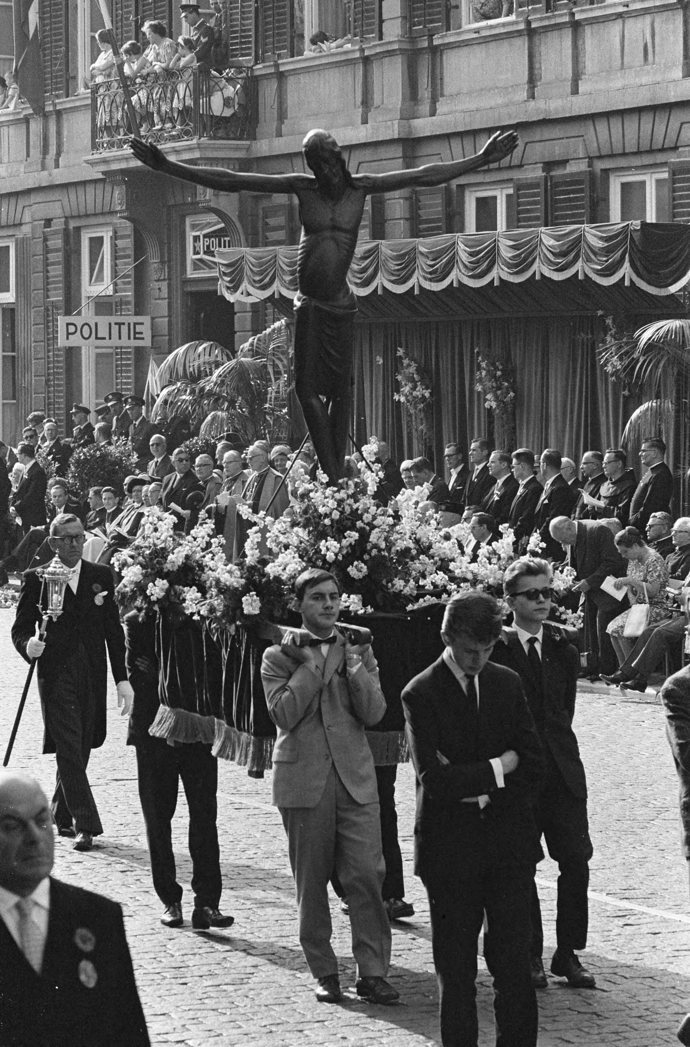 Fotocollectie Anefo — Heiligdomsvaart in Maastricht. Processie — Foto: Koch, Eric / Anefo. Licentie: Set B: Rechtenvrij / Publiek Domein. Bron: Nationaal Archief. http://hdl.handle.net/10648/aa0fba88-d0b4-102d-bcf8-003048976d84