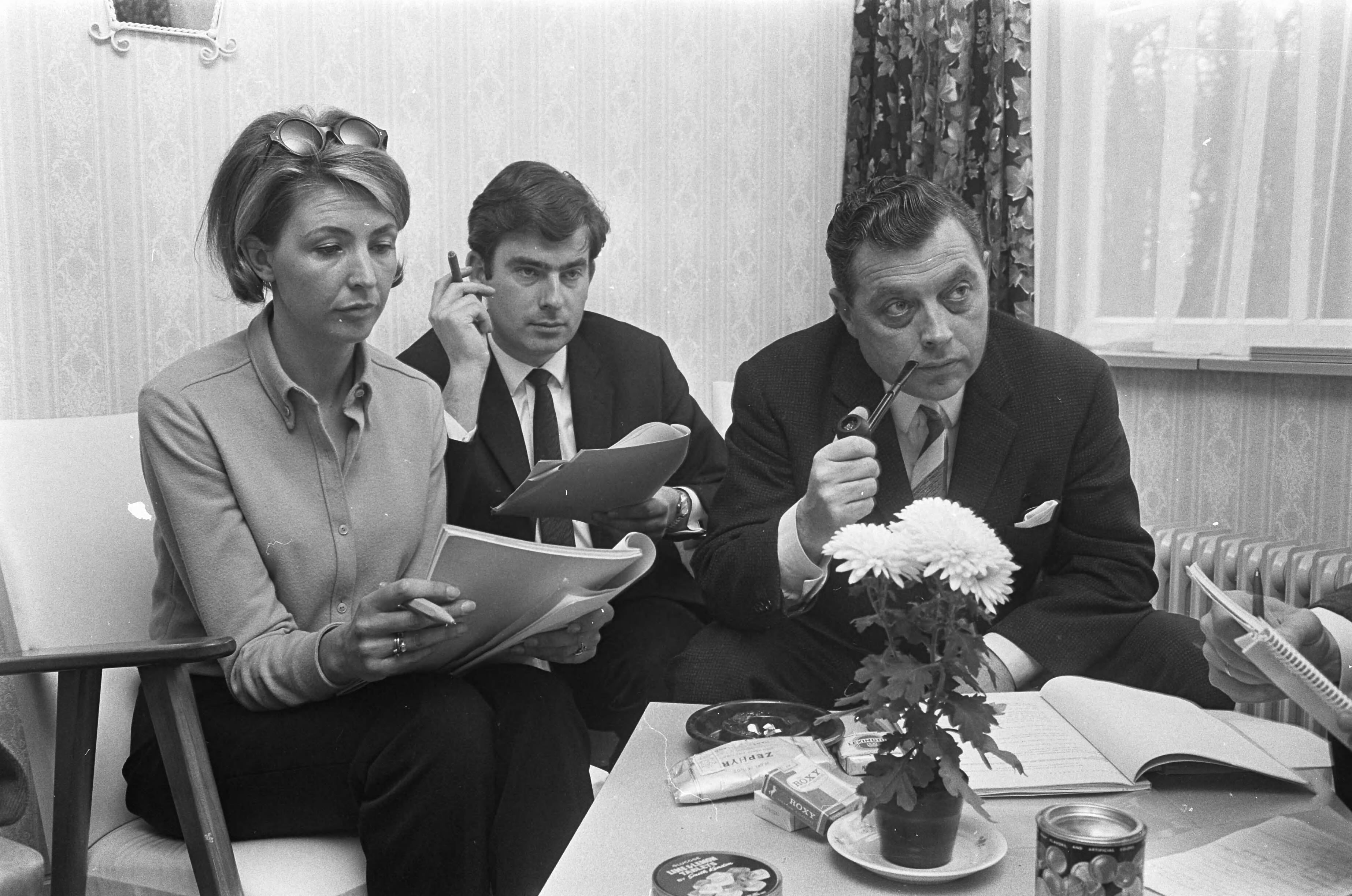 Fotocollectie Anefo — Drakenstein, stafvergadering NTS in Hotel de Kastanjehof Lage Vuursche. Kasteel Drakensteyn, Carel Enkelaar (rechts) met Ageeth Scherphuis en Joop van Zijl — Foto: Koch, Eric / Anefo. Licentie: Set B: Rechtenvrij / Publiek Domein. Bron: Nationaal Archief. http://hdl.handle.net/10648/ab1533cc-d0b4-102d-bcf8-003048976d84