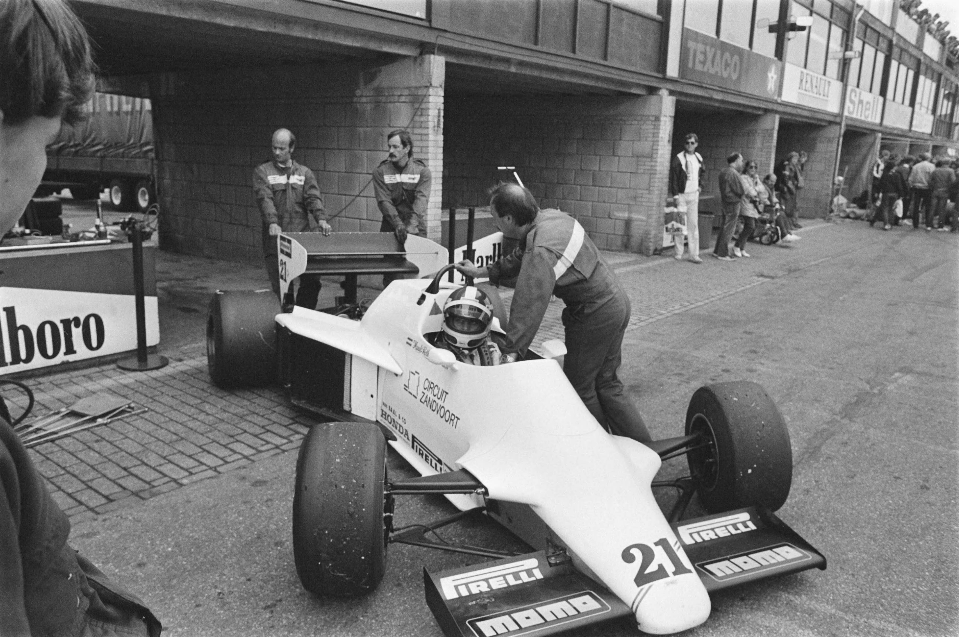 Grand Prix Zandvoort 1984 — Bandentesten voor Grand Prix Zandvoort; Huub Rothengatter in wagen — Foto: Croes, Rob C. / Anefo. Licentie: Set B: Rechtenvrij / Publiek Domein. Bron: Nationaal Archief. http://hdl.handle.net/10648/ad3ba564-d0b4-102d-bcf8-003048976d84