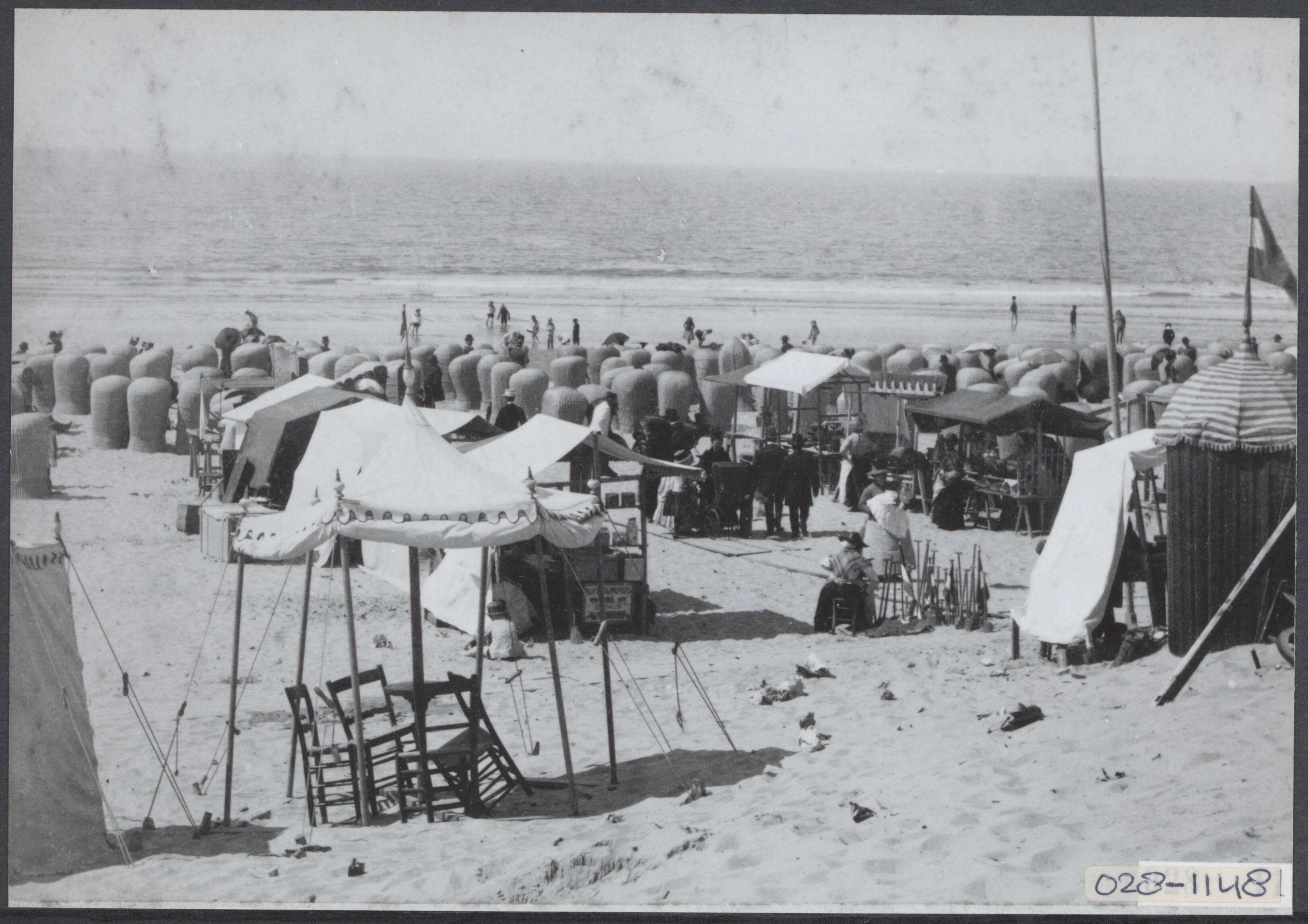 Fotocollectie Elsevier Binnenland — Scheveningen. Strand — Foto: Onbekend / Publiek Domein of Rechtenvrij. Licentie: Set B: Rechtenvrij / Publiek Domein. Bron: Nationaal Archief. http://hdl.handle.net/10648/addfe796-d0b4-102d-bcf8-003048976d84