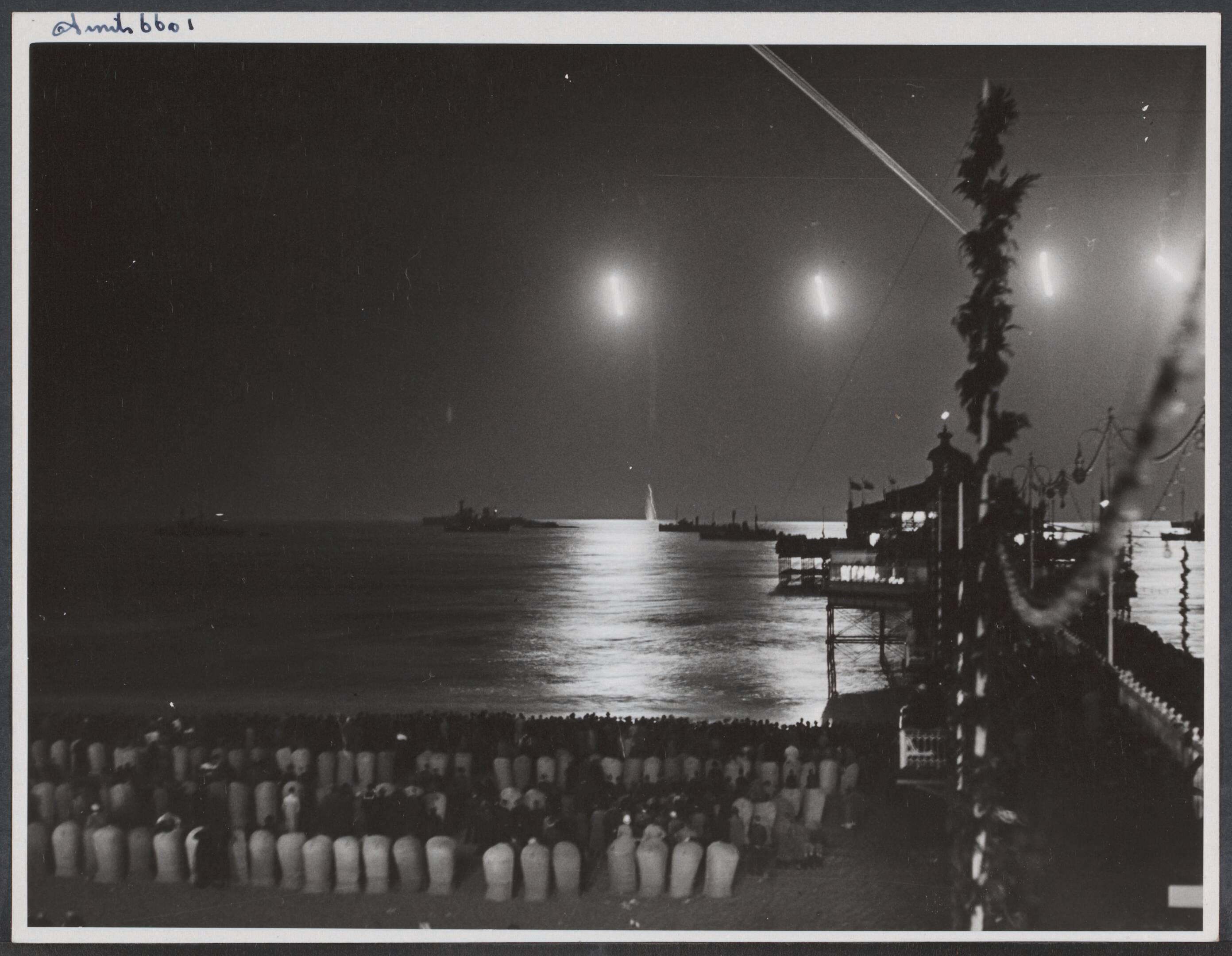 Vlootschouw, vlagvertoon, schepen geillumineerd, schijnwerpers. Marine - Nederland — [Vlootschouw bij nacht bij de Pier van Scheveningen] — Foto: Smits, Roeland Pieter / Spaarnestad. Licentie: Set B: Rechtenvrij / Publiek Domein. Bron: Nationaal Archief. http://hdl.handle.net/10648/26c3f395-4b72-1078-f79d-b2bfade8cba6