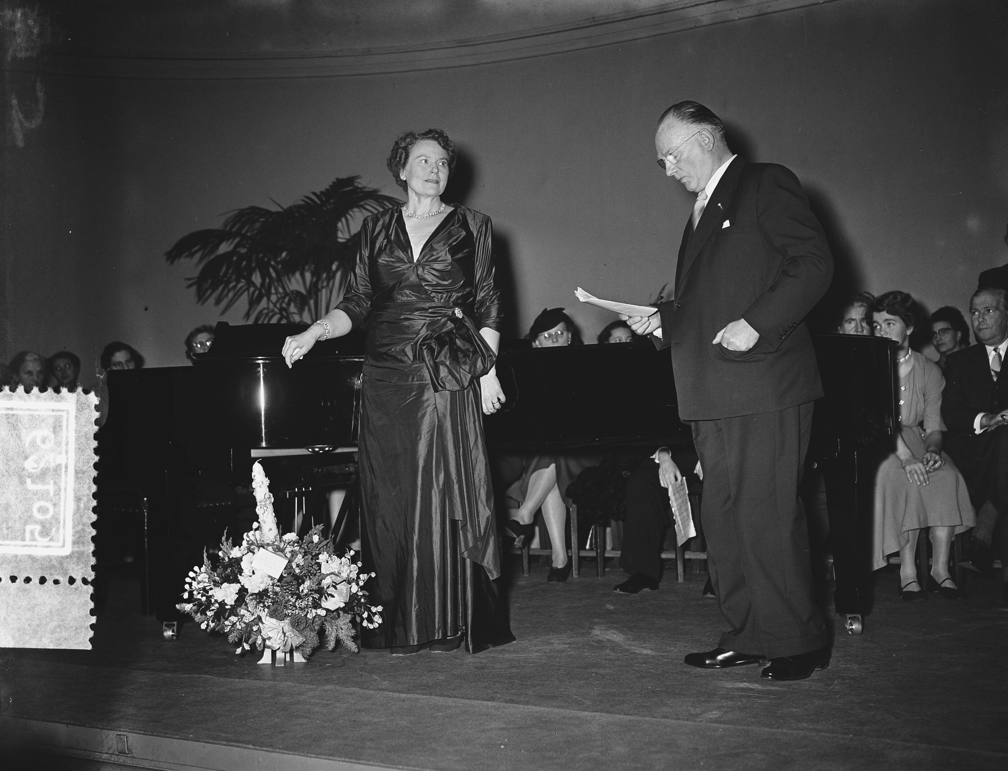 Fotocollectie Anefo — Afscheidsconcert van Jo Vincent in zaal Diligentia te Den Haag — Foto: Bilsen, Joop van / Anefo. Licentie: Set B: Rechtenvrij / Publiek Domein. Bron: Nationaal Archief. http://hdl.handle.net/10648/a91a1c68-d0b4-102d-bcf8-003048976d84