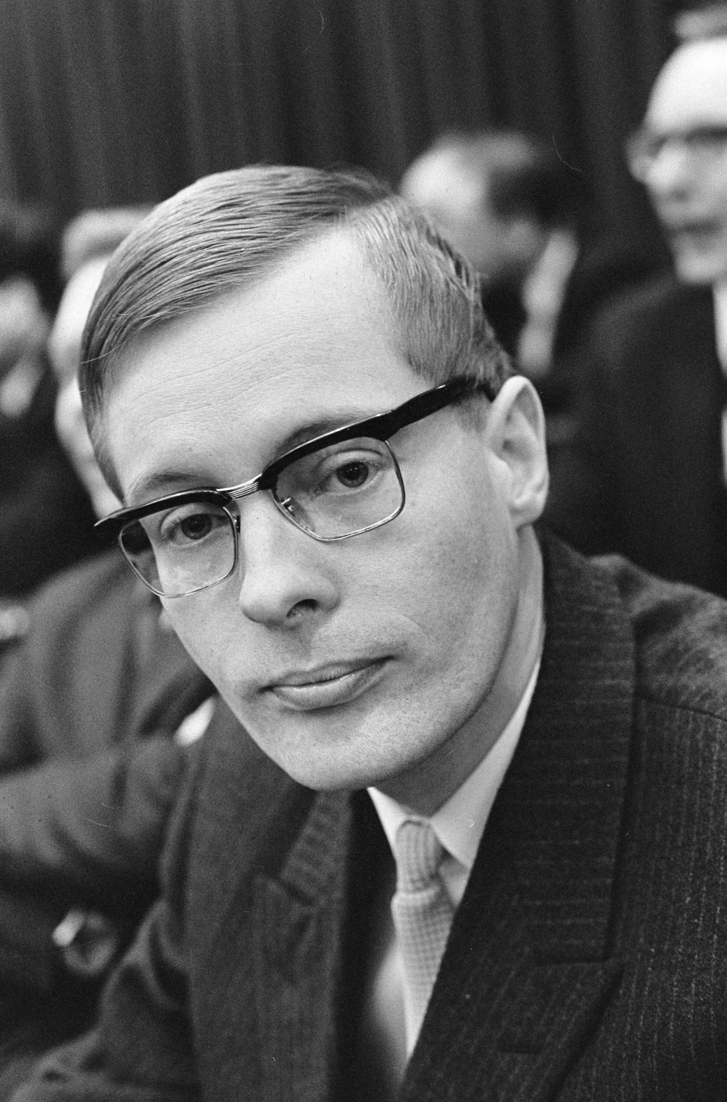 Fotocollectie Anefo — Tweede Kamer voor het eerst bijeen na de verkiezingen van 15 februari 1967; Hans van den Doel (PvdA) — Foto: Kroon, Ron / Anefo. Licentie: Set B: Rechtenvrij / Publiek Domein. Bron: Nationaal Archief. http://hdl.handle.net/10648/ab10c94a-d0b4-102d-bcf8-003048976d84