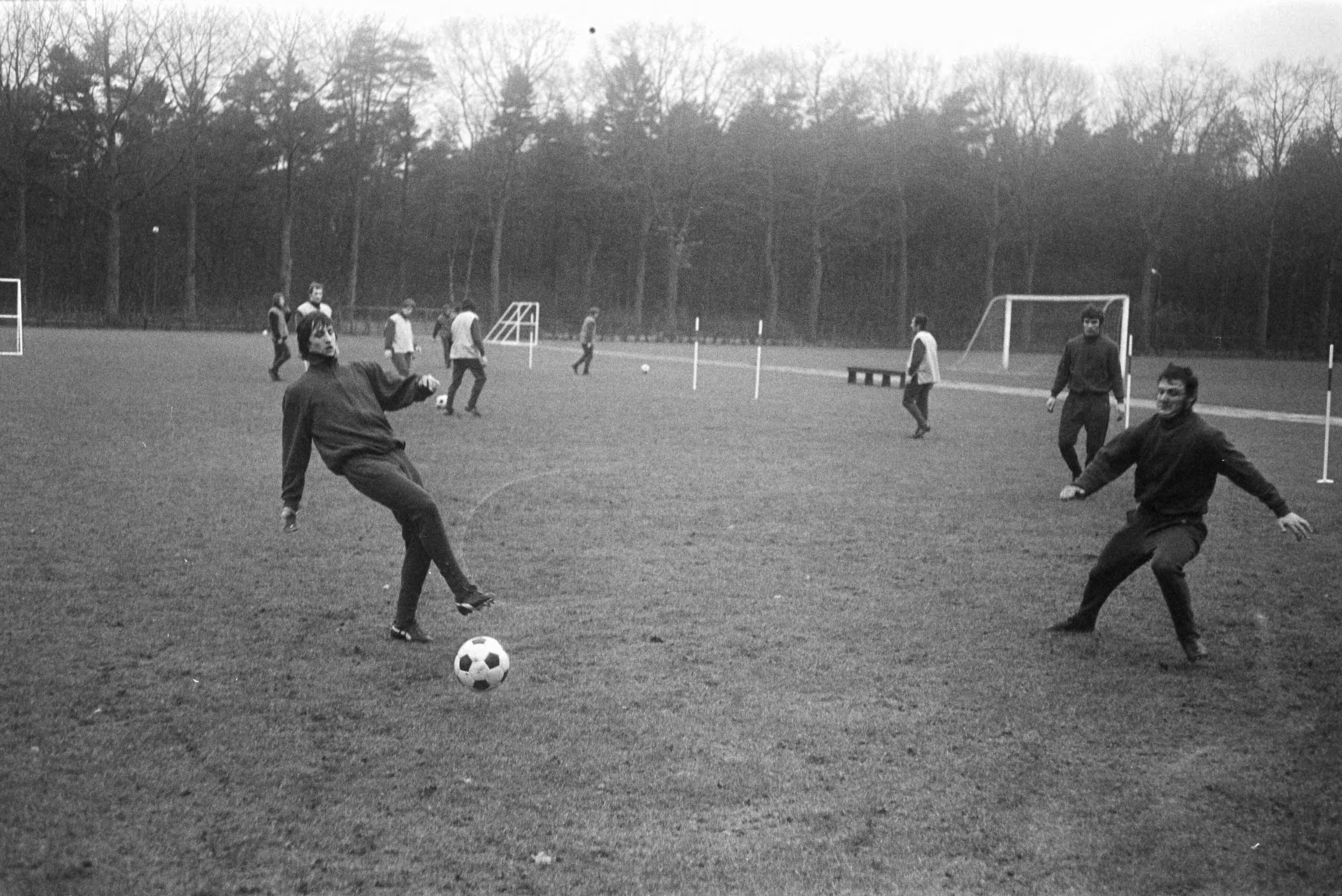 Fotocollectie Anefo — Selectie voor Nederlands elftal traint voor wedstrijd tegen Luxemburg, Zeist — Foto: Verhoeff, Bert / Anefo. Licentie: Set B: Rechtenvrij / Publiek Domein. Bron: Nationaal Archief. http://hdl.handle.net/10648/abb3c76c-d0b4-102d-bcf8-003048976d84