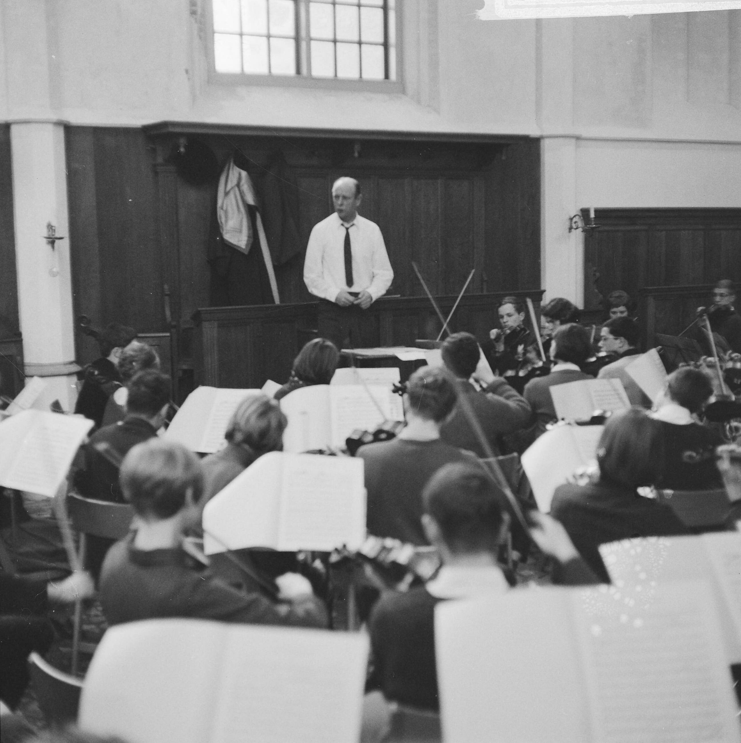 Fotocollectie Anefo — Nederlands Studenten Orkest in Bergen, Noord-Holland — Foto: Kroon, Ron / Anefo. Licentie: Set B: Rechtenvrij / Publiek Domein. Bron: Nationaal Archief. http://hdl.handle.net/10648/aad4f230-d0b4-102d-bcf8-003048976d84