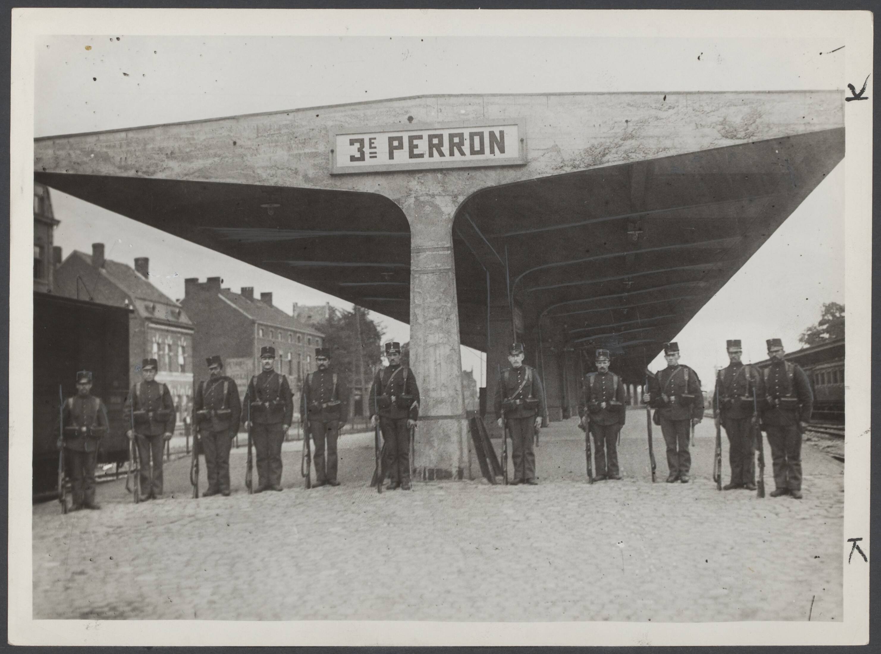 Mobilisatie, oorlogsverklaring, opkomst enz. — Nederland. Mobilisatie 1914-1918. Bewaking van het station te Maastricht door Nederlandse soldaten — Foto: N.V. Vereenigde Fotobureaux. Licentie: Set B: Rechtenvrij / Publiek Domein. Bron: Nationaal Archief. http://hdl.handle.net/10648/9fd8ba80-f989-f0ac-9694-badcf4f716c0