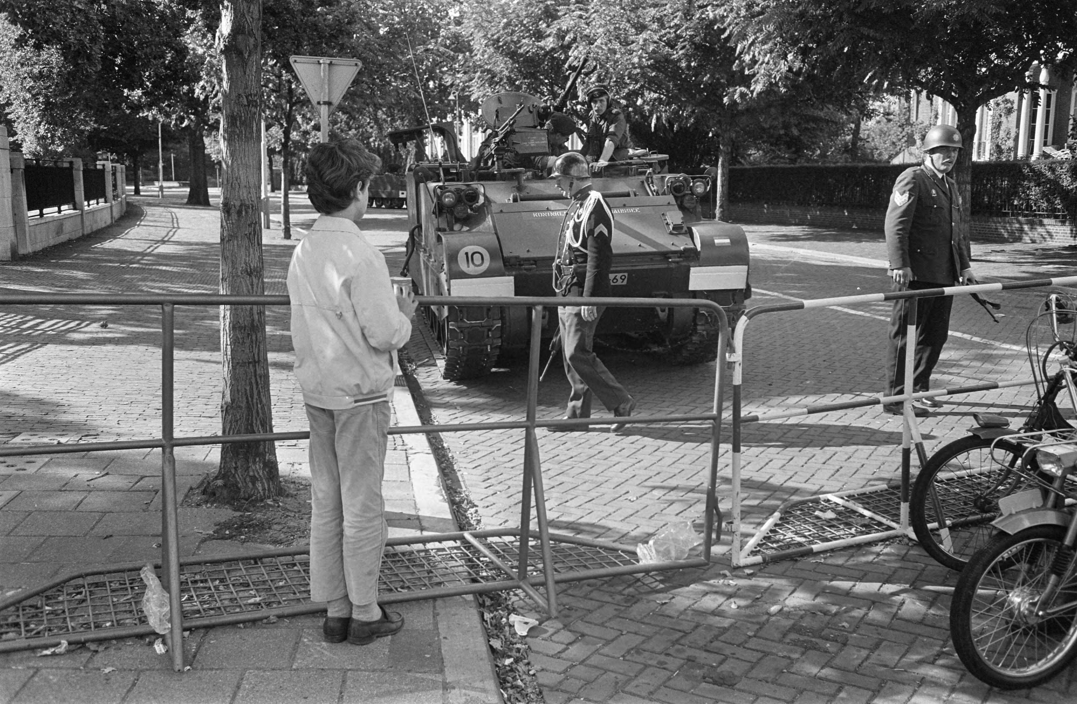 Fotocollectie Anefo — Indonesische ambassade, Den Haag wordt bewaakt — Foto: Koch, Eric / Anefo. Licentie: Set B: Rechtenvrij / Publiek Domein. Bron: Nationaal Archief. http://hdl.handle.net/10648/aba1b964-d0b4-102d-bcf8-003048976d84