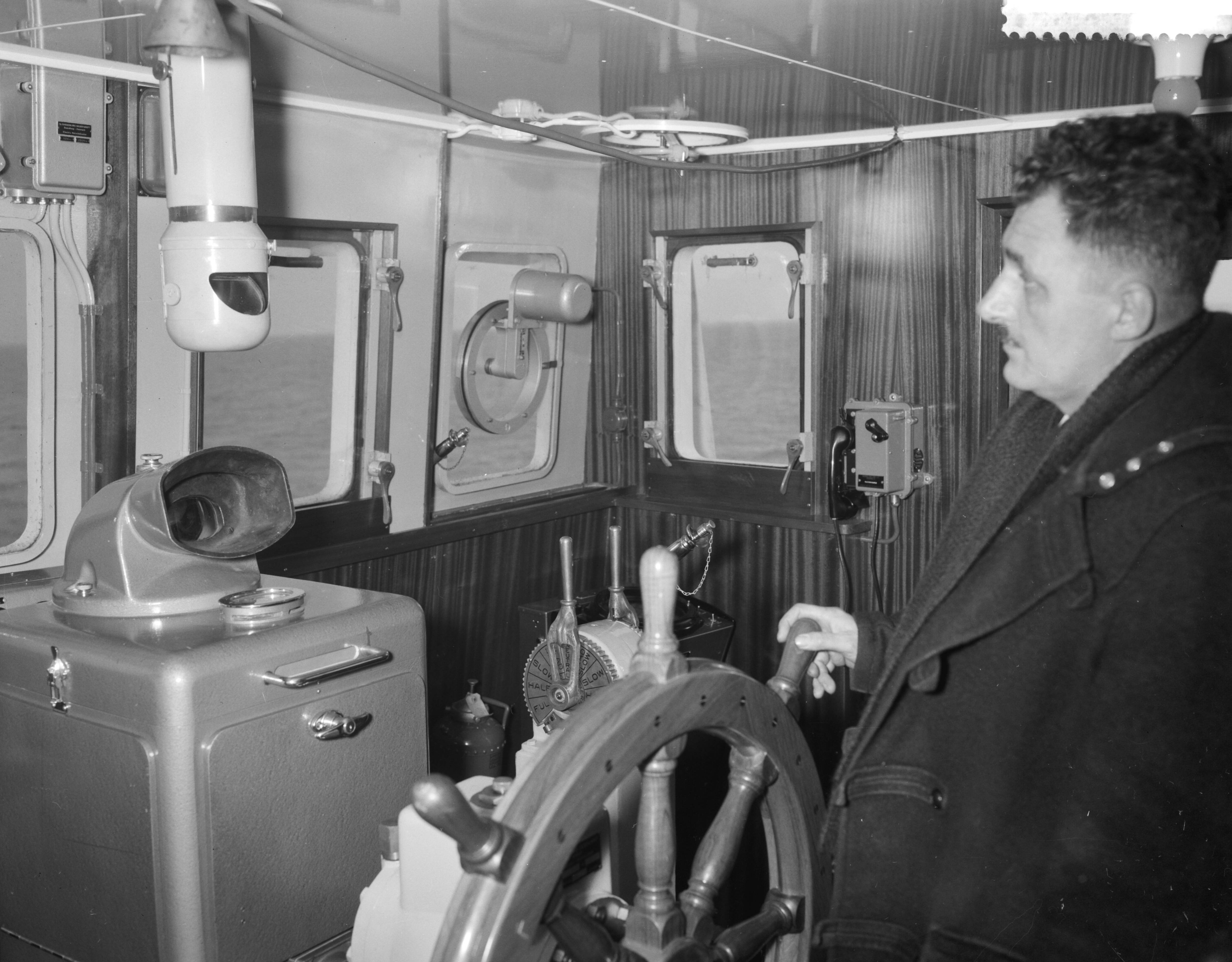 Fotocollectie Anefo — Tewaterlating kustvaarder "Castor Consol" bij de Zaanlandse Scheepsbouw Maatschappij — Foto: Bilsen, Joop van / Anefo. Licentie: Set B: Rechtenvrij / Publiek Domein. Bron: Nationaal Archief. http://hdl.handle.net/10648/a9aa55c6-d0b4-102d-bcf8-003048976d84