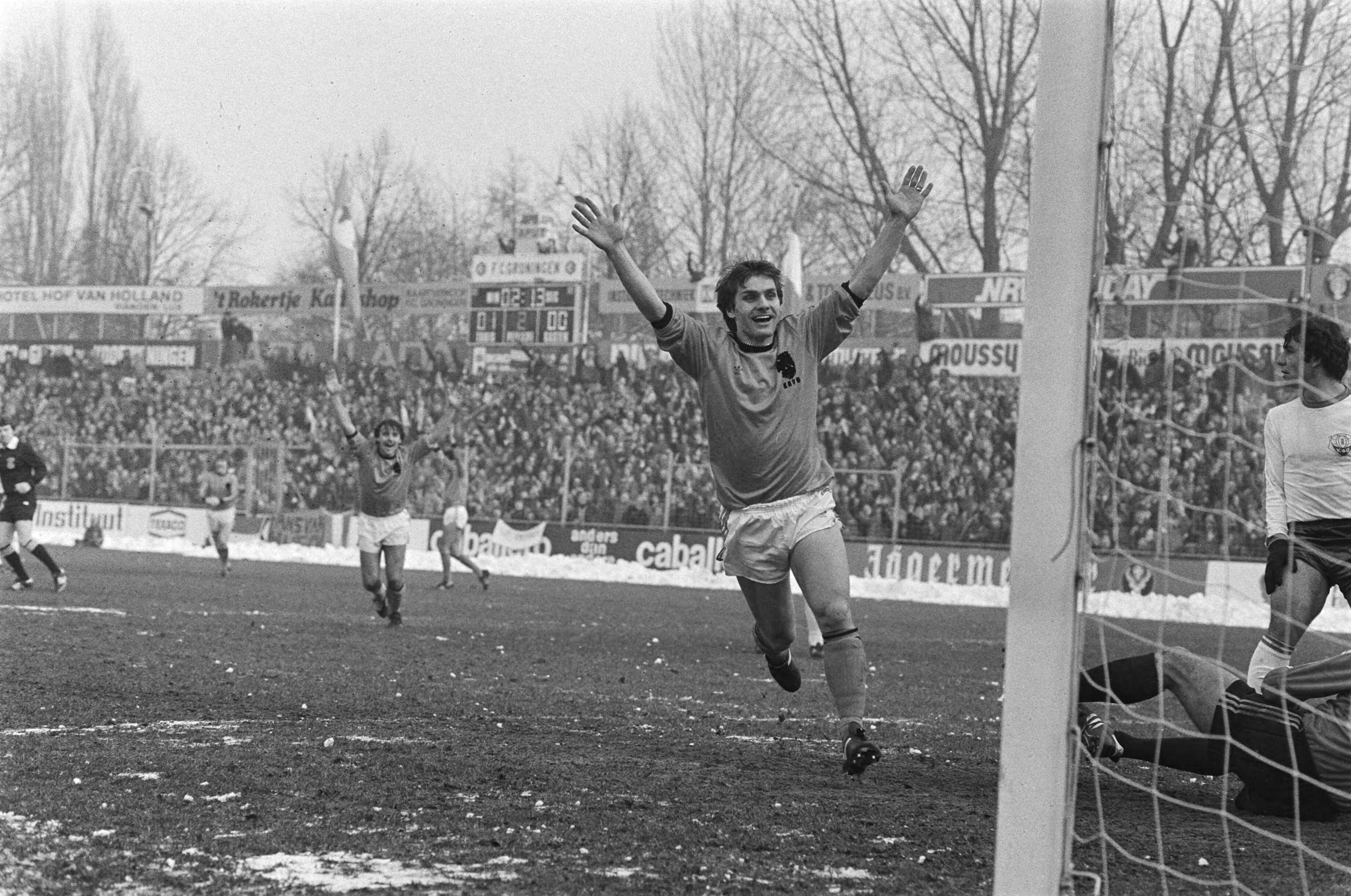 Fotocollectie Anefo — Interland Nederland tegen Cyprus 3-0 in Groningen, blijde Cees Schapendonk na scoren 2e doelpunt voor Nederland — Foto: Antonisse, Marcel / Anefo. Licentie: Set B: Rechtenvrij / Publiek Domein. Bron: Nationaal Archief. http://hdl.handle.net/10648/acf57e04-d0b4-102d-bcf8-003048976d84