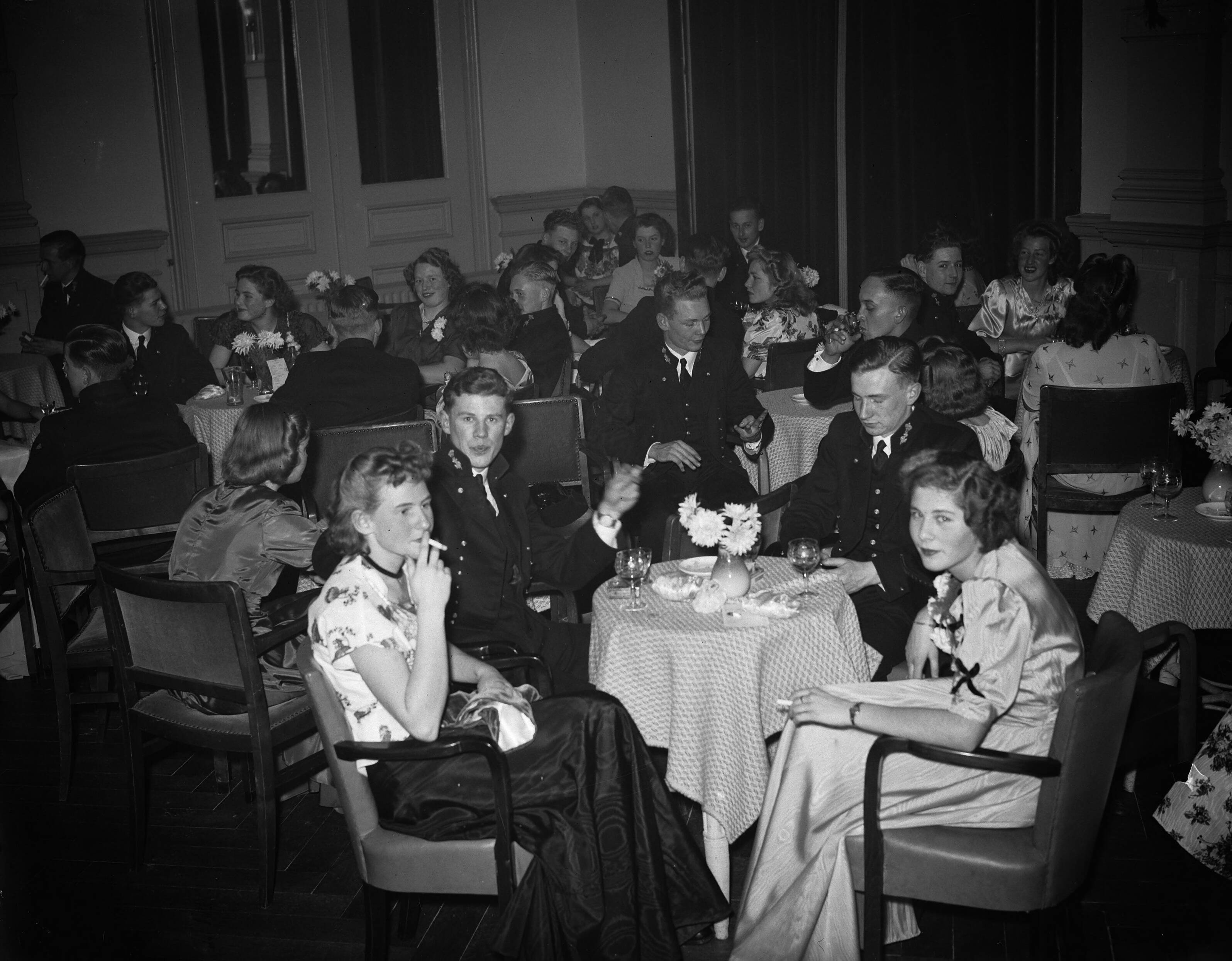 Fotocollectie Anefo — Bal adelborsten Kurhaus Scheveningen @ — Foto: Merk, Ben / Anefo. Licentie: Set B: Rechtenvrij / Publiek Domein. Bron: Nationaal Archief. http://hdl.handle.net/10648/a8c171ee-d0b4-102d-bcf8-003048976d84