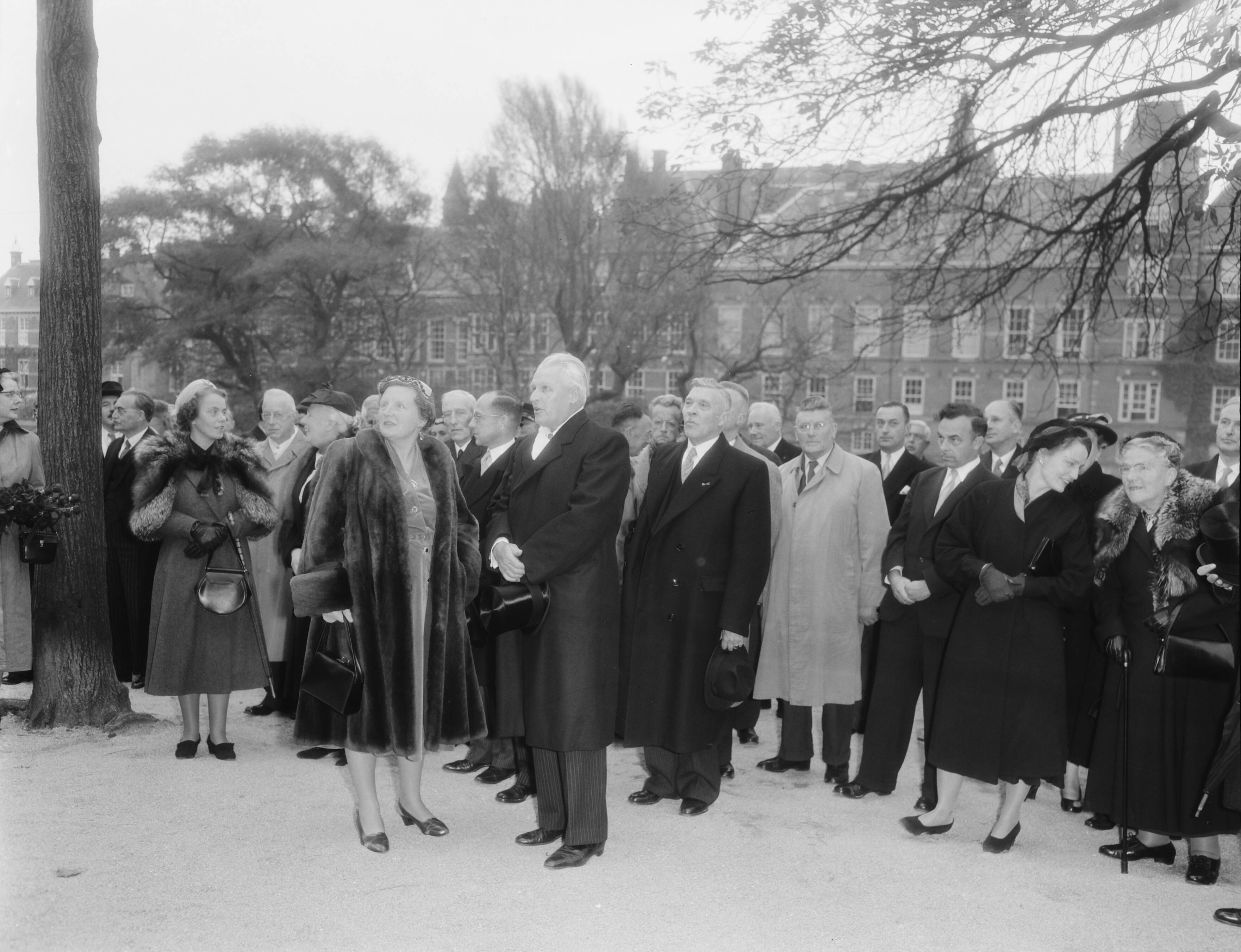 Fotocollectie Anefo — Koningin Juliana onthult een standbeeld van Johan van Oldenbarneveldt in Den Haag — Foto: Duinen, G.W. van / Anefo. Licentie: Set B: Rechtenvrij / Publiek Domein. Bron: Nationaal Archief. http://hdl.handle.net/10648/a92b5866-d0b4-102d-bcf8-003048976d84