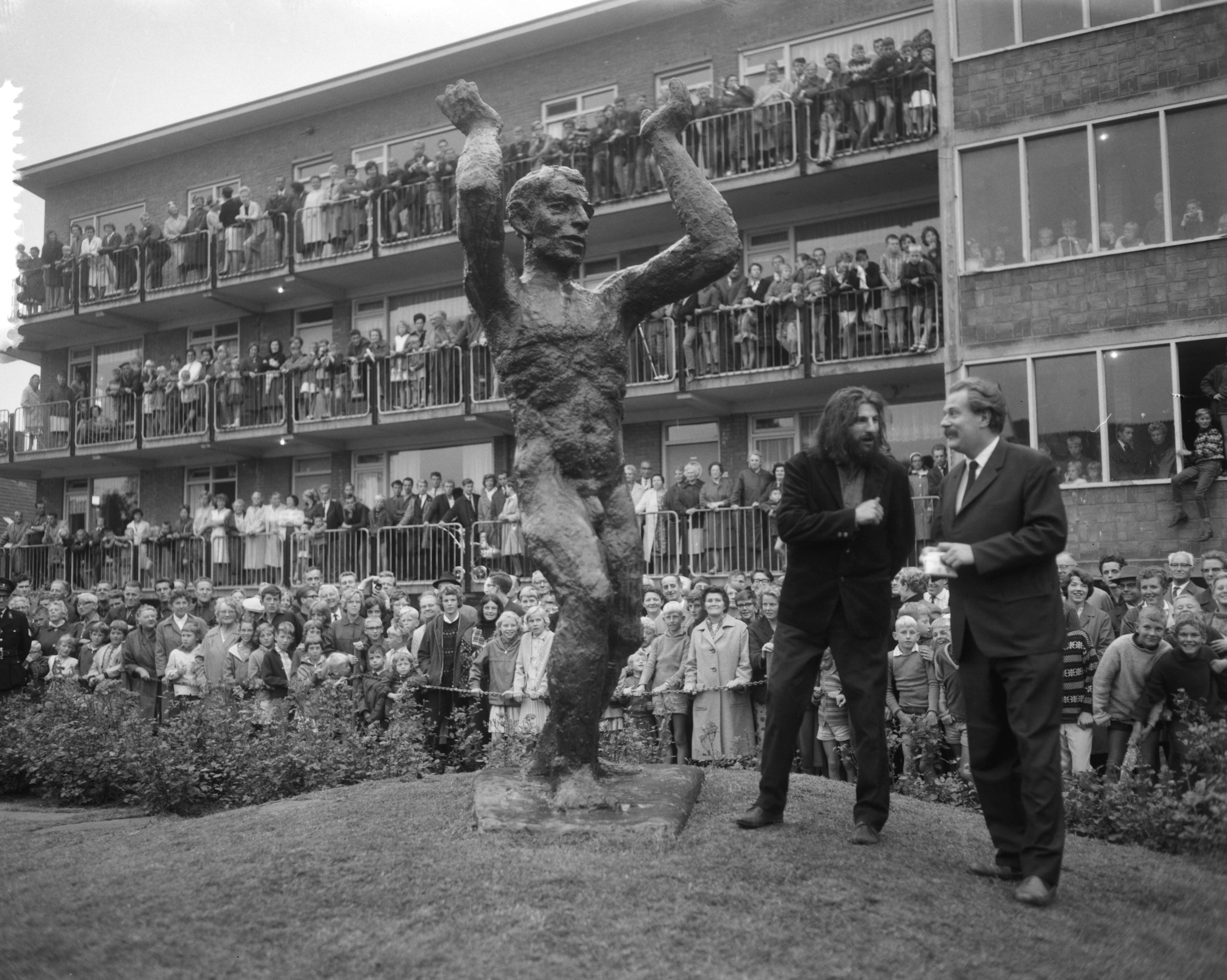 Fotocollectie Anefo — Onthulling beeld "Pourquoi" van beeldhouwer Miletic — Foto: Bilsen, Joop van / Anefo. Licentie: Set B: Rechtenvrij / Publiek Domein. Bron: Nationaal Archief. http://hdl.handle.net/10648/aa735192-d0b4-102d-bcf8-003048976d84