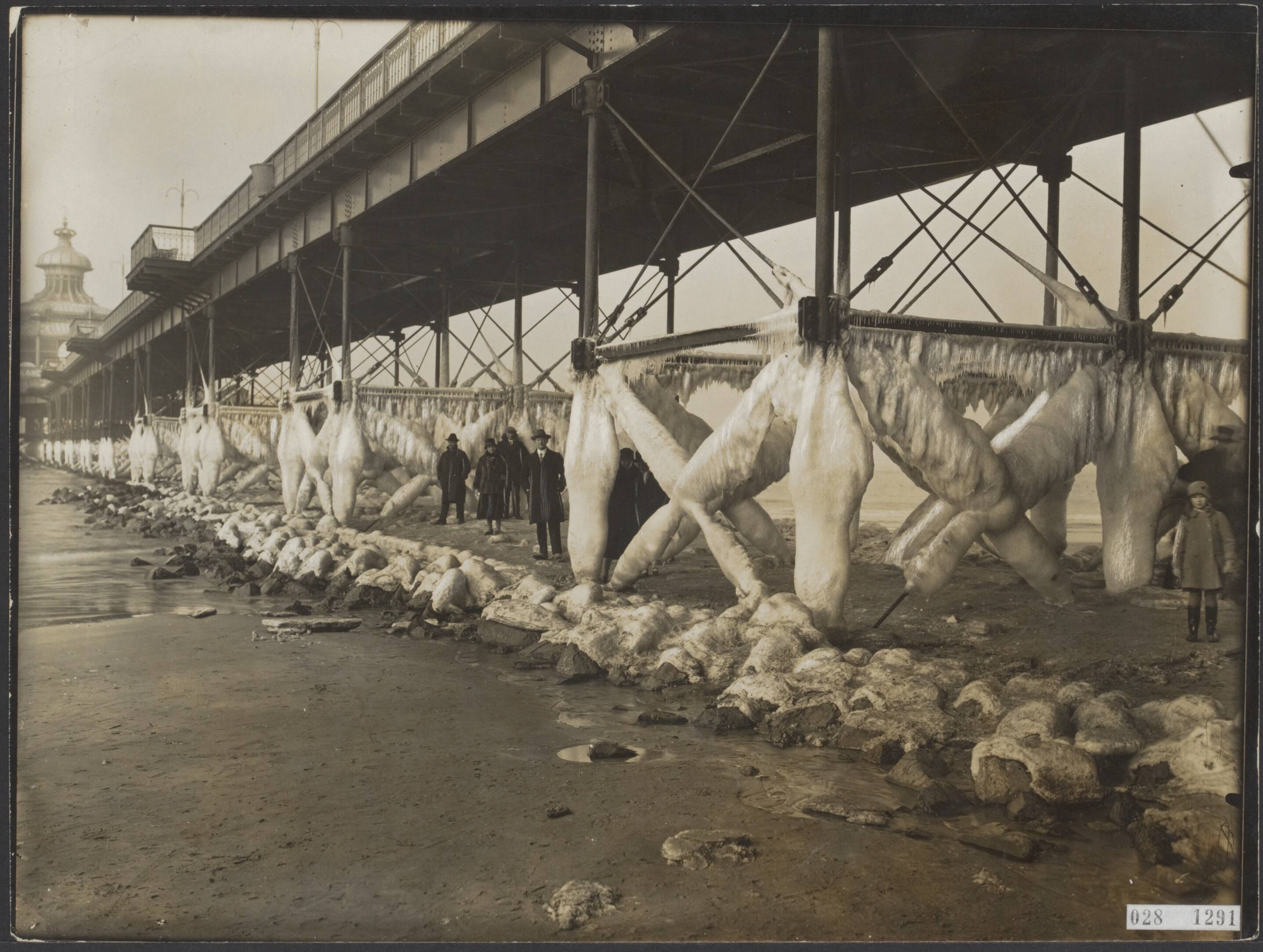 Fotocollectie Elsevier Binnenland — Koningin Wilhelmina Wandelhoofd (Pier) te Den Haag. IJsdecor, bevroren spanten — Foto: Onbekend / Publiek Domein of Rechtenvrij. Licentie: Set B: Rechtenvrij / Publiek Domein. Bron: Nationaal Archief. http://hdl.handle.net/10648/ade052bc-d0b4-102d-bcf8-003048976d84