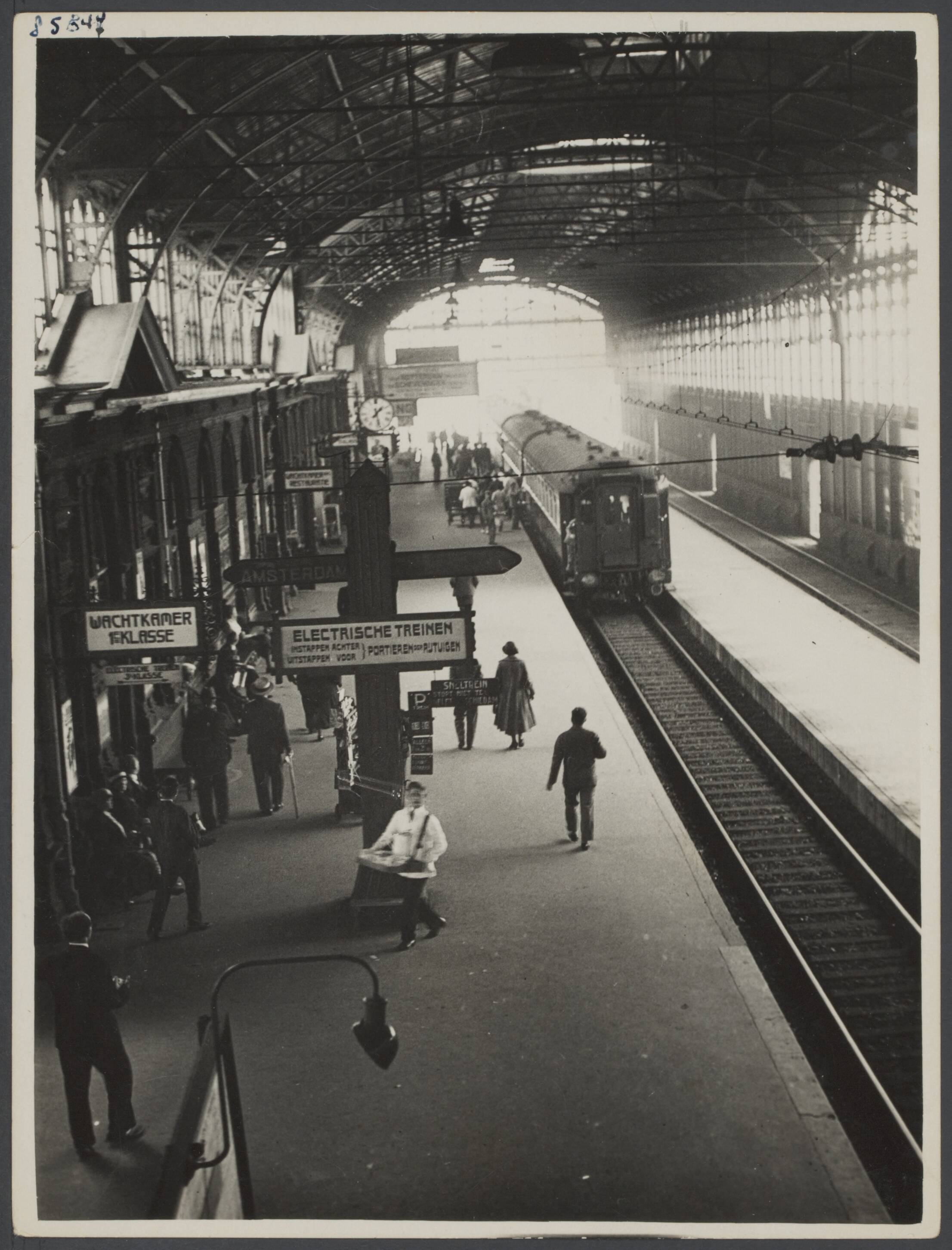 Stationsgebouwen - Nederland — Station Den Haag Hollands Spoor — Foto: Onbekend / Publiek Domein of Rechtenvrij. Licentie: Set B: Rechtenvrij / Publiek Domein. Bron: Nationaal Archief. http://hdl.handle.net/10648/343dfcab-df4d-02b5-b6f2-e8118de5fd8d