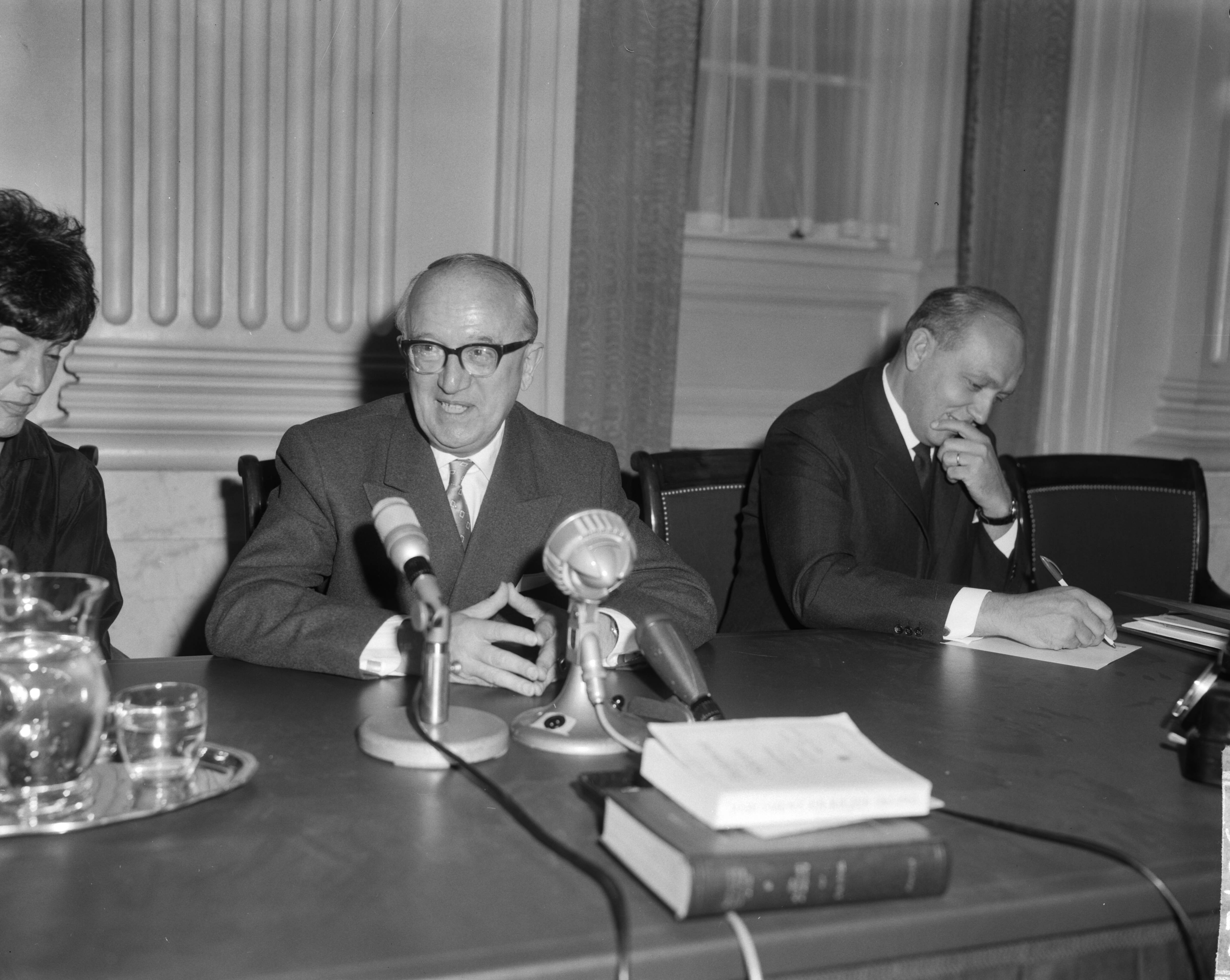 Fotocollectie Anefo — Ministersconferentie van de West Europese Unie in Den Haag. Persconferentie in vergaderzaal Tweede Kamer? — Foto: Bilsen, Joop van / Anefo. Licentie: Set B: Rechtenvrij / Publiek Domein. Bron: Nationaal Archief. http://hdl.handle.net/10648/aa4b3e96-d0b4-102d-bcf8-003048976d84